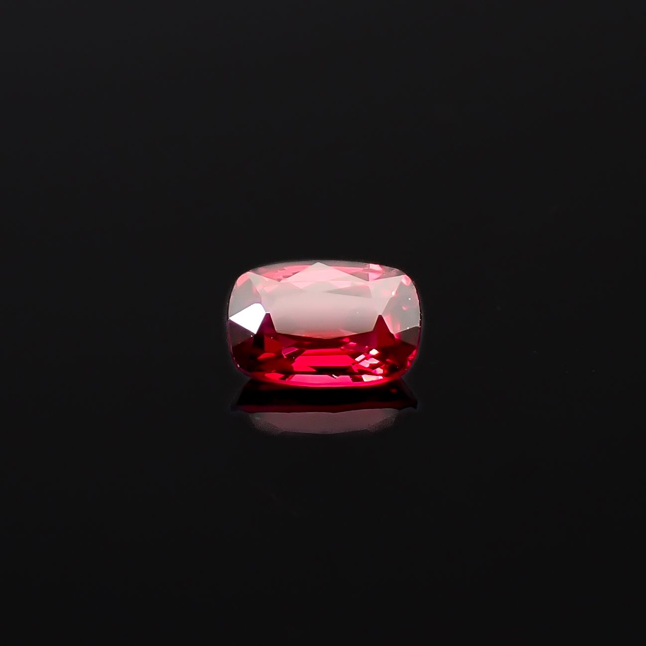 ジェダイスピネル(宝石名スピネル/別名ジェダイスピネル)ビルマ産 GUILD鑑付 0.44ct / 5.4x3.59mm前後 [260732537]