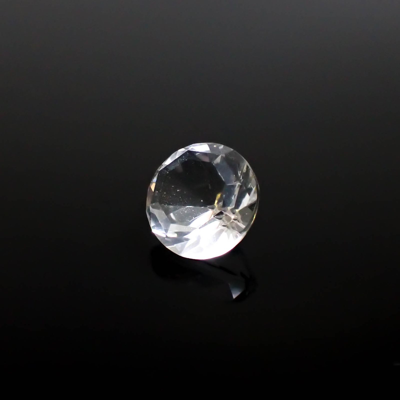 カラーレスフローライト フルオレッセンス イギリス産 2.67ct [250430154]8.4x8.3mm前後