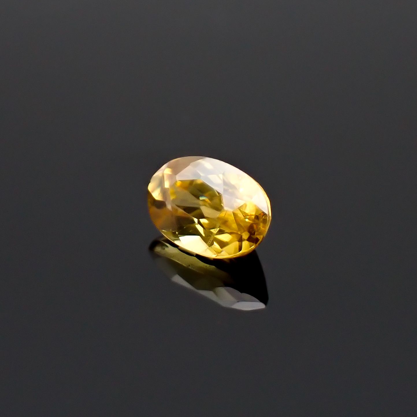ゴールデンスフェーン(宝石名スフェーン)マダガスカル産 識別済 0.55ct / 6x3.8mm前後 [260632355]