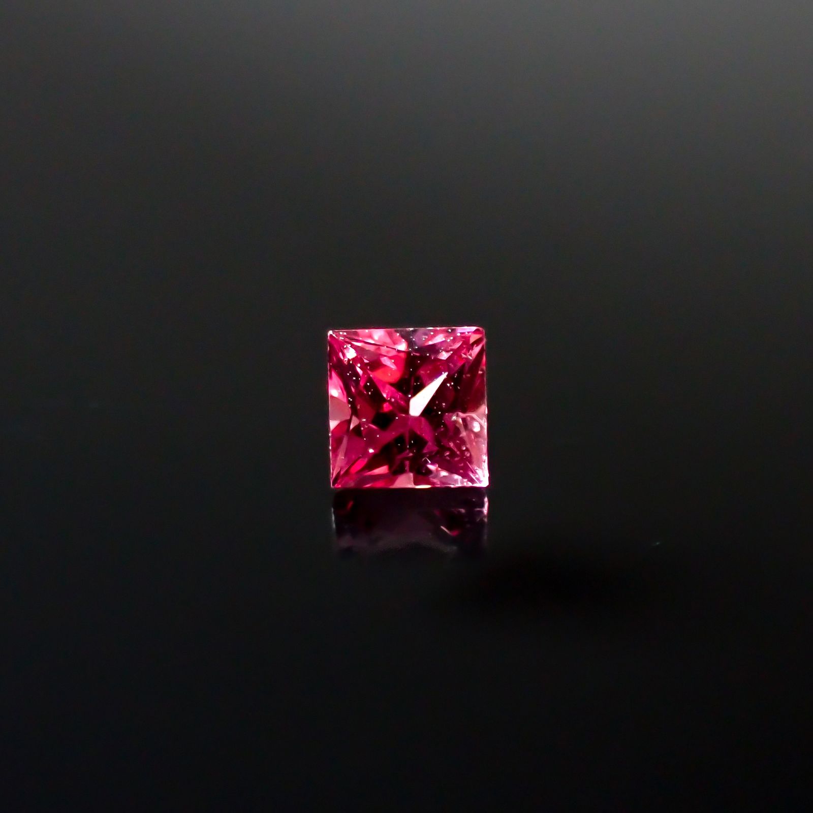◇プリンセスカット◇ホットピンクスピネル(宝石名ピンク・スピネル)タンザニア産 0.19ct 識別済[220817533]3x3mm前後