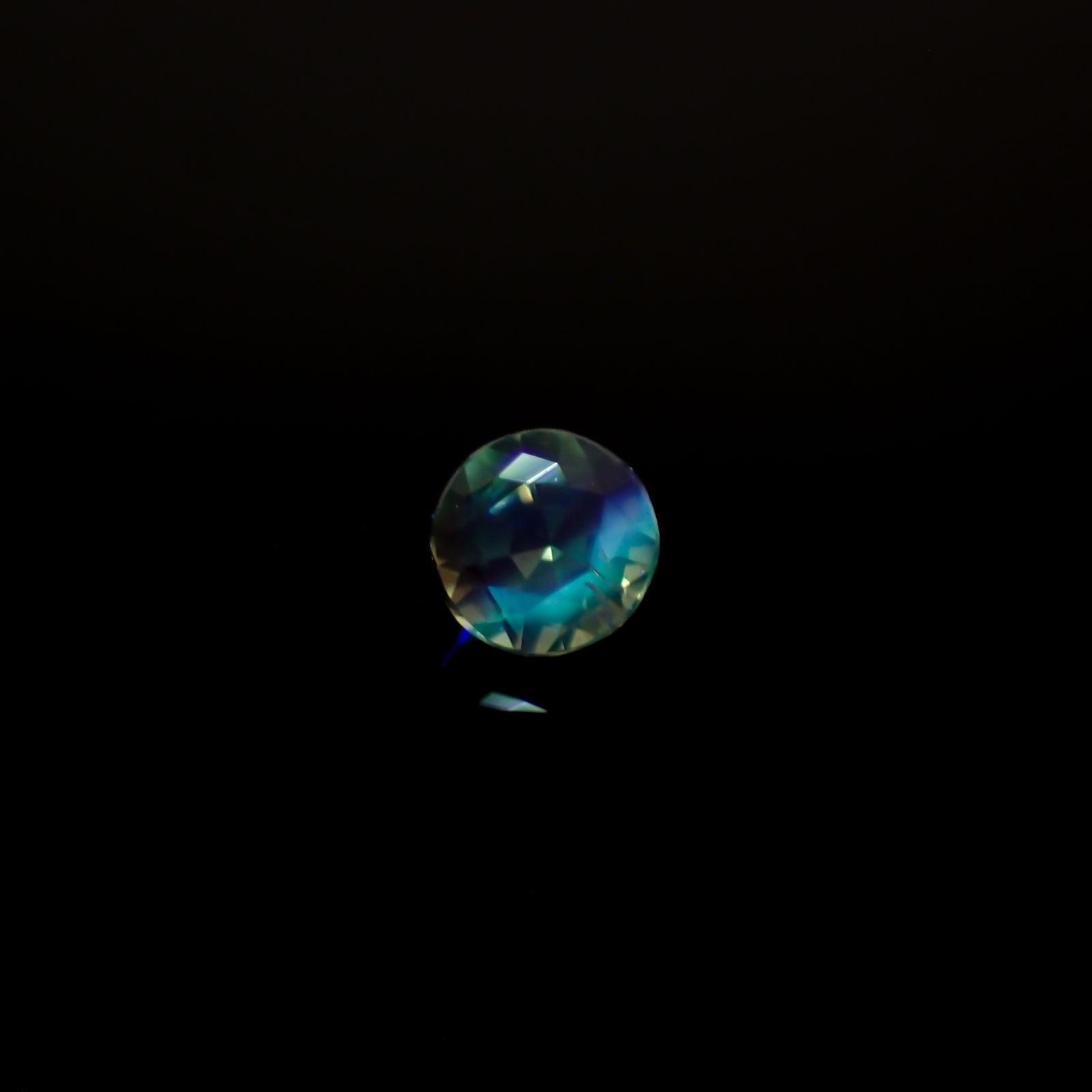 アレキサンドライトキャッツアイ ブラジル産/EmeraldMains社製 0.052ct[240527604]2.2x2.2mm前後