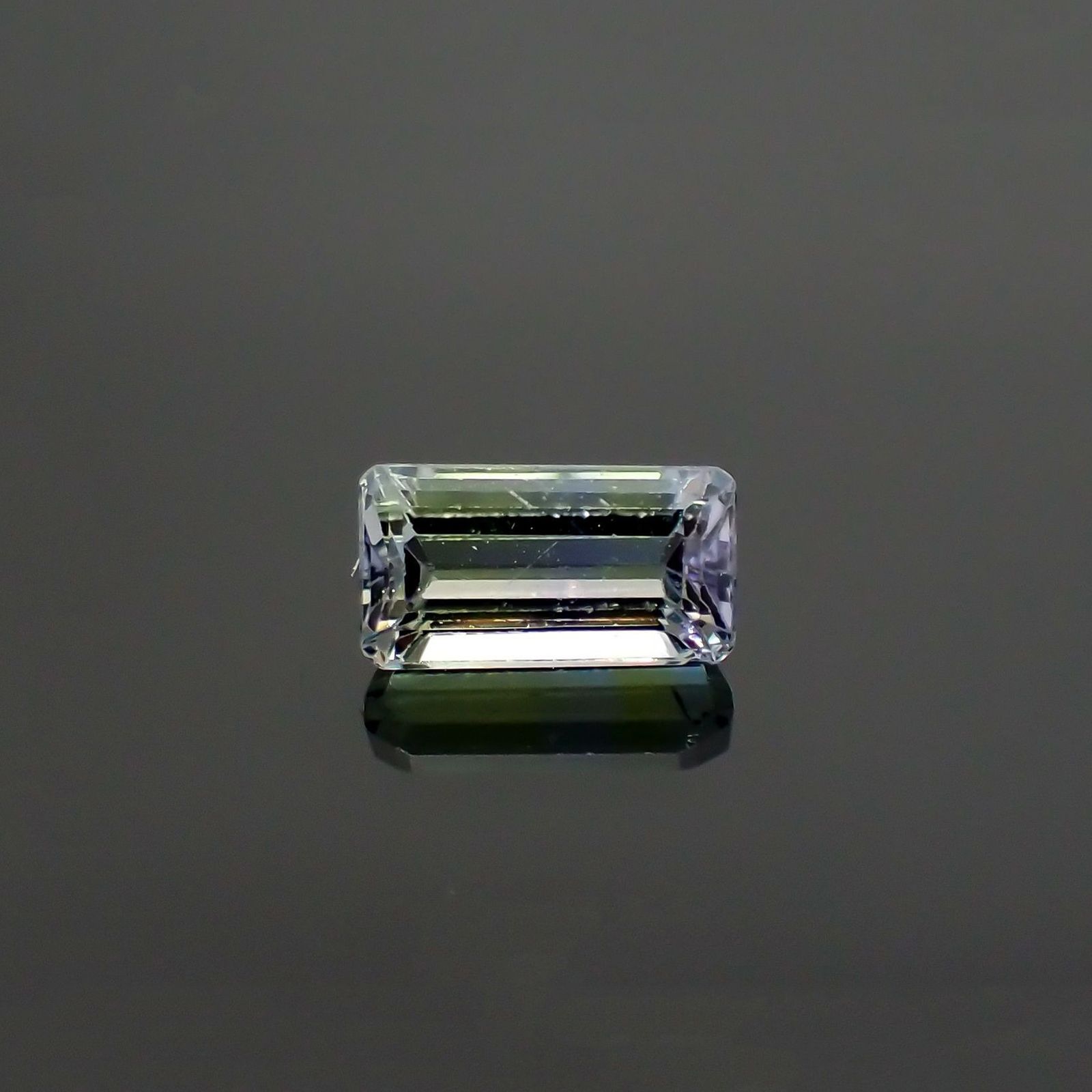 バイカラータンザナイト(宝石名バイカラー・ゾイサイト) タンザニア産 ソ付(彩珠) 0.820ct / 6.7x3.6mm前後 [260311847]