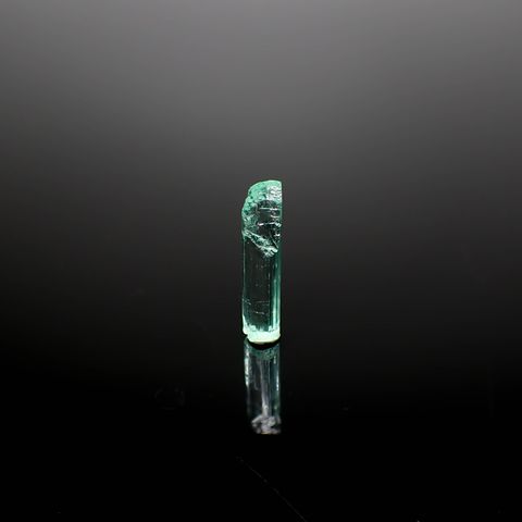 エメラルド柱状結晶 原石 コロンビア産 4.78ct[240427261]22.3x4.8mm前後