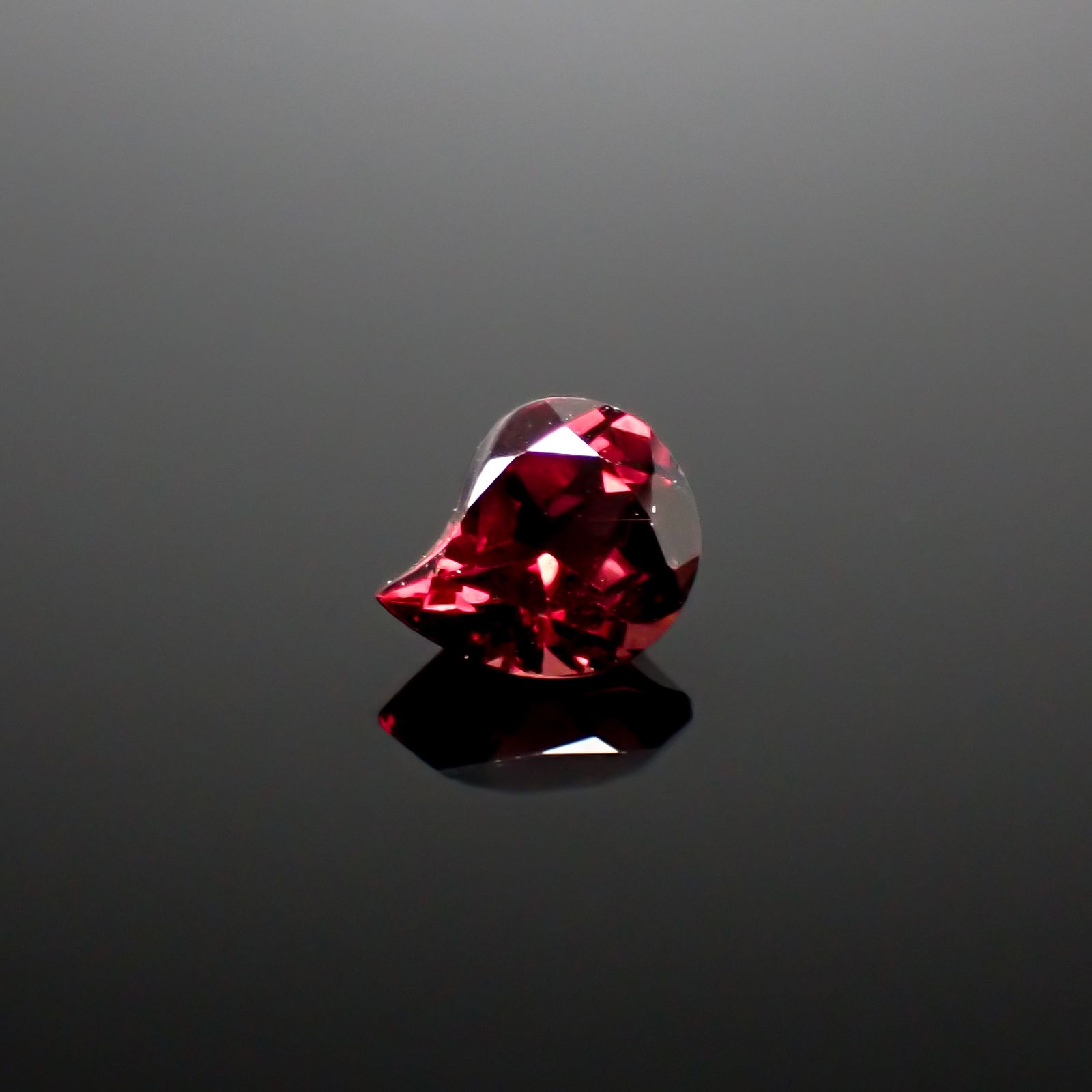 ◇カスタムカット◇パイロープアルマンディンガーネット モザンビーク産 0.88ct[240928957]6.3x5.3mm前後