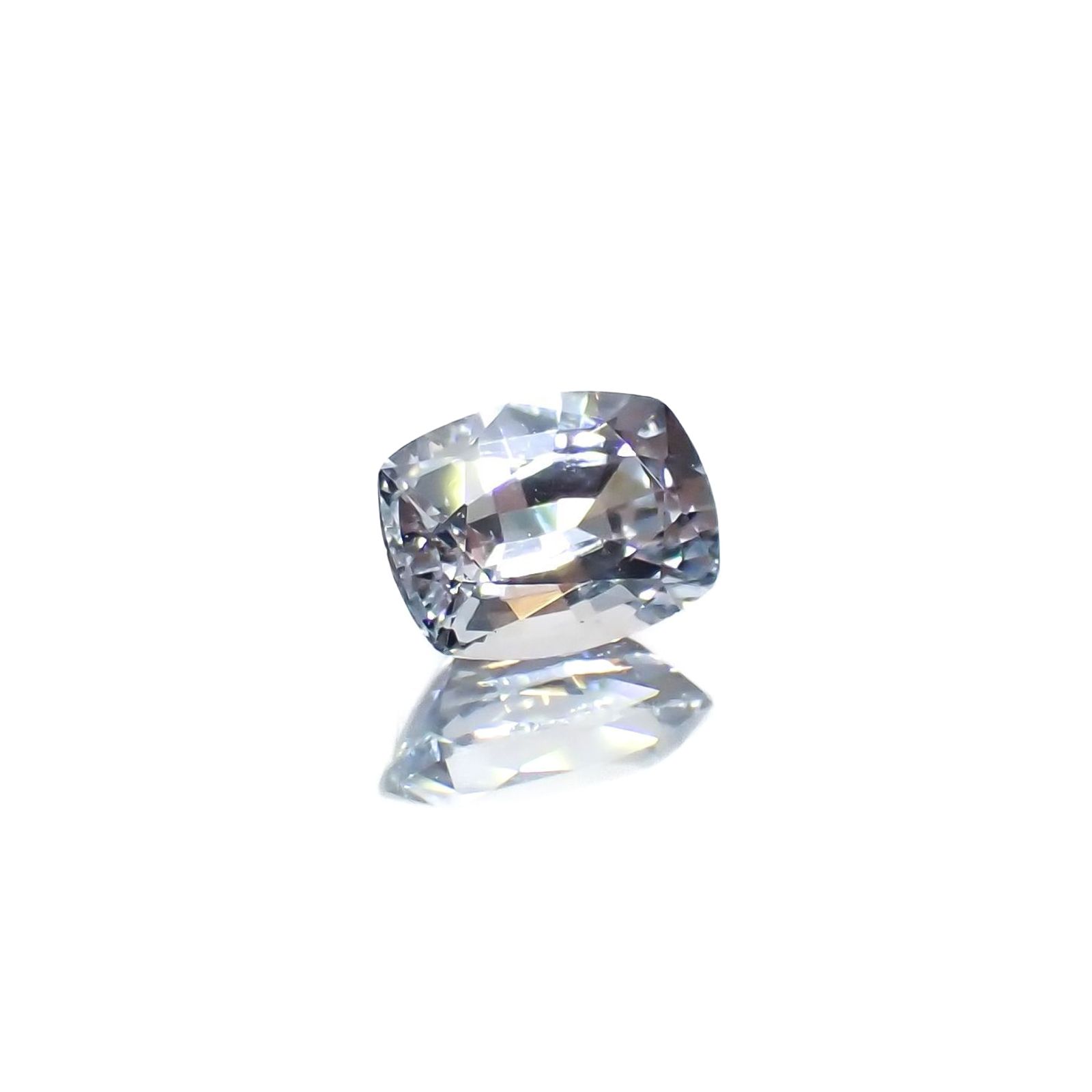 アイスブルーサファイア(宝石名サファイア)スリランカ/マダガスカル産 識別済 0.68ct / 5.7x4.3mm前後 [220817456]