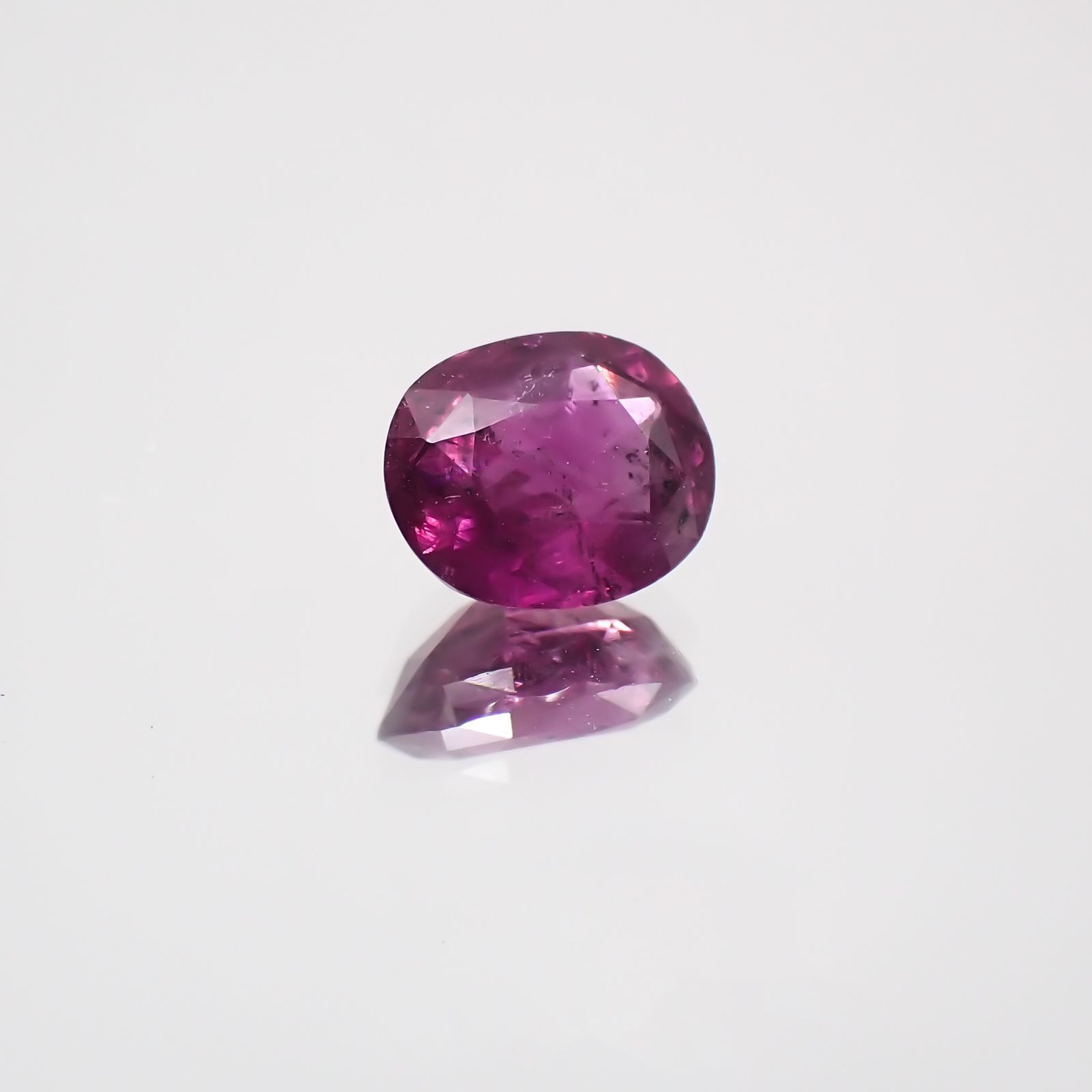 パープルサファイア(宝石名パープル・サファイア) カシミール地方産 0.883ct ソ付(彩珠)[210310229]6.1×5mm前後