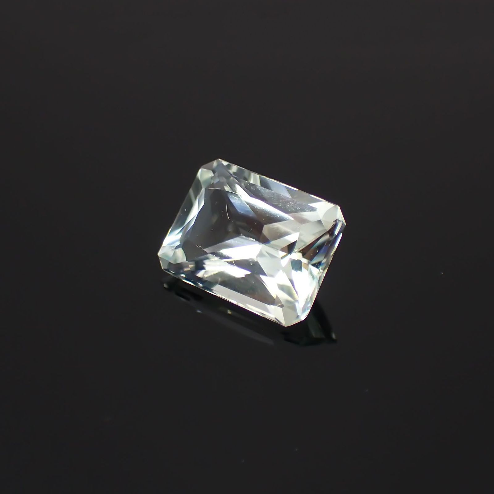 ライムスポジュミン(宝石名スポジュミン)ブラジル産 1.77ct 識別済[250717087]8.4x6.4mm前後