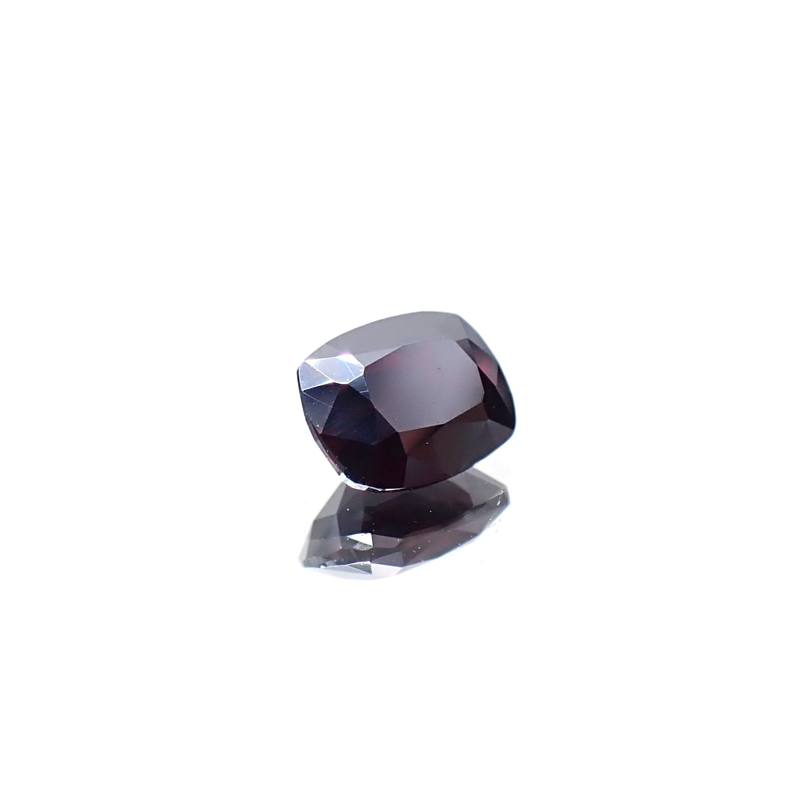 キュープライト単結晶(宝石名キュープライト)コンゴ民主共和国産 1.586ct ソ付(彩珠)[250630567]6.5x5.2mm前後