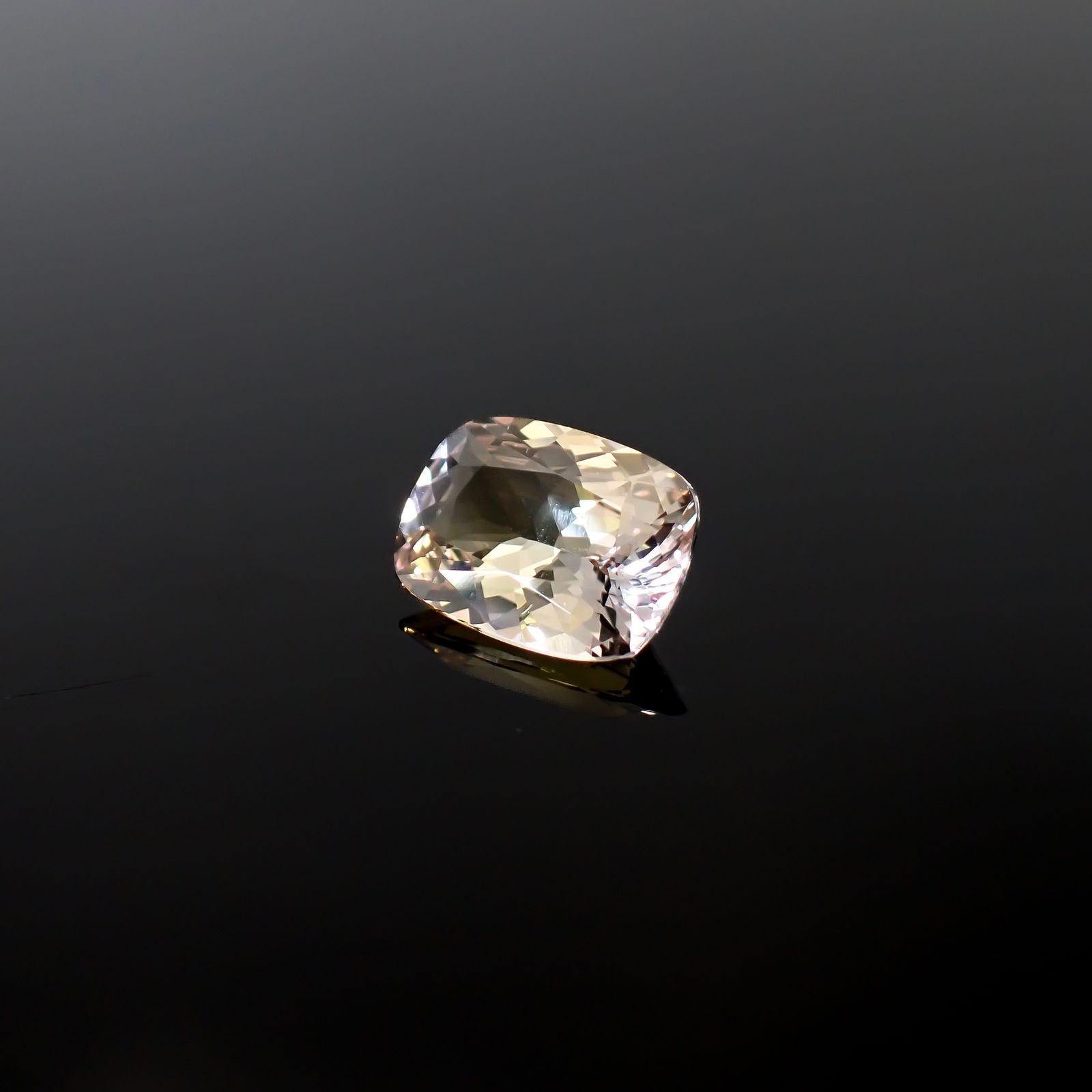 マジカルゾイサイト 非加熱(宝石名ゾイサイト)タンザニア産 ソ付(彩珠) 5.797ct / 13.4x10mm前後 [260632492]