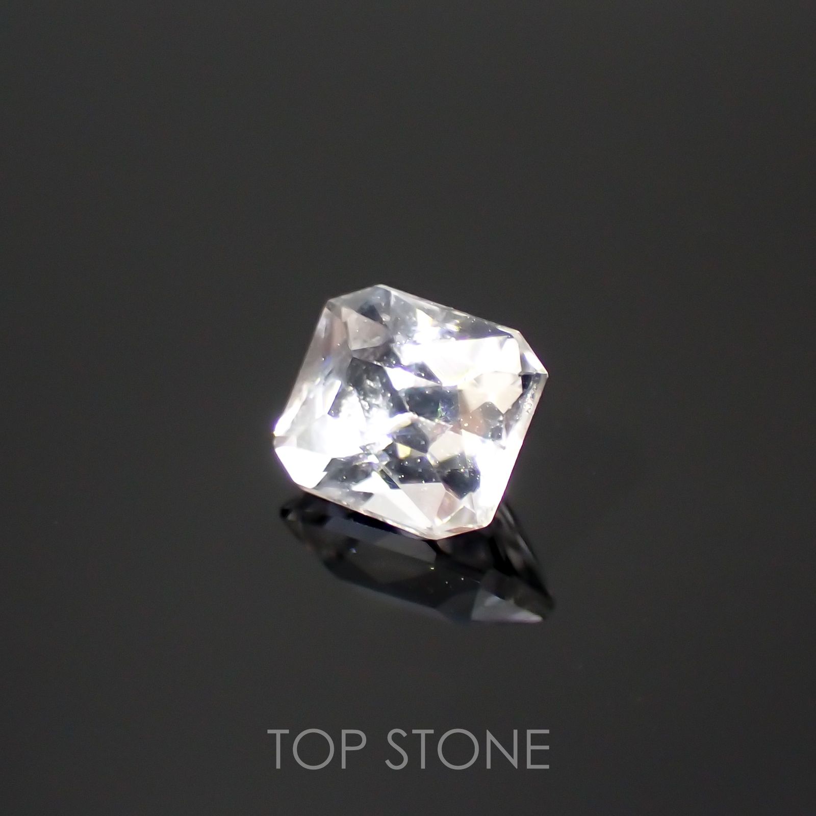 フェナカイト(宝石名フェナカイト)ブラジル産 0.43ct 識別済[220115170]4.7x4.1mm前後