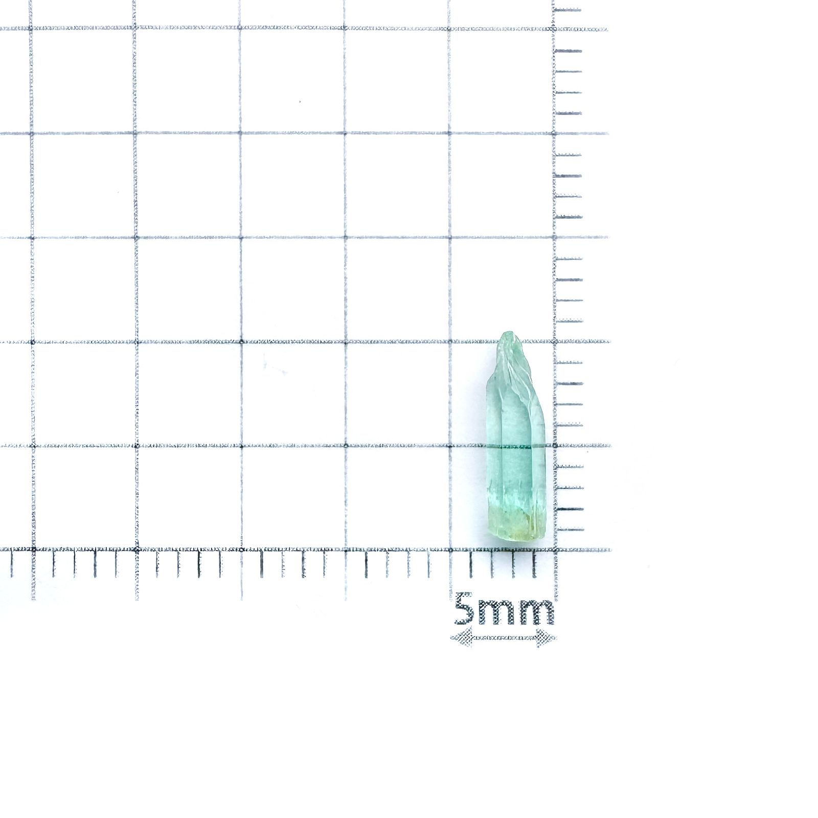 ミントベリル柱状結晶 原石 ナイジェリア産 0.51ct / 9.6x2.7mm前後 [251231421]