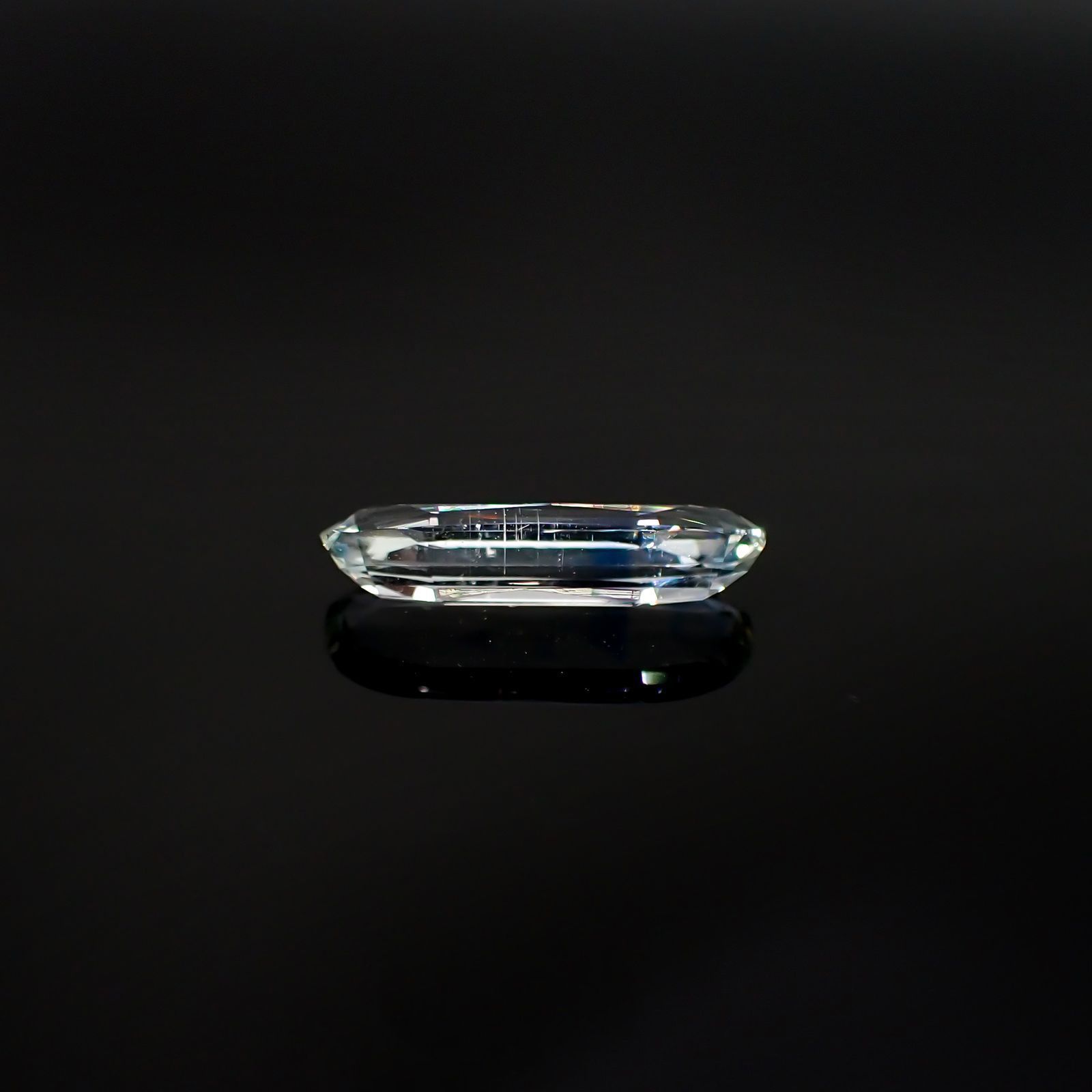 ジェレメジェバイト(宝石名エレメジェバイト)ナミビア産 ソ付(彩珠) 2.016ct / 14.7x4.9mm前後 [220616457]