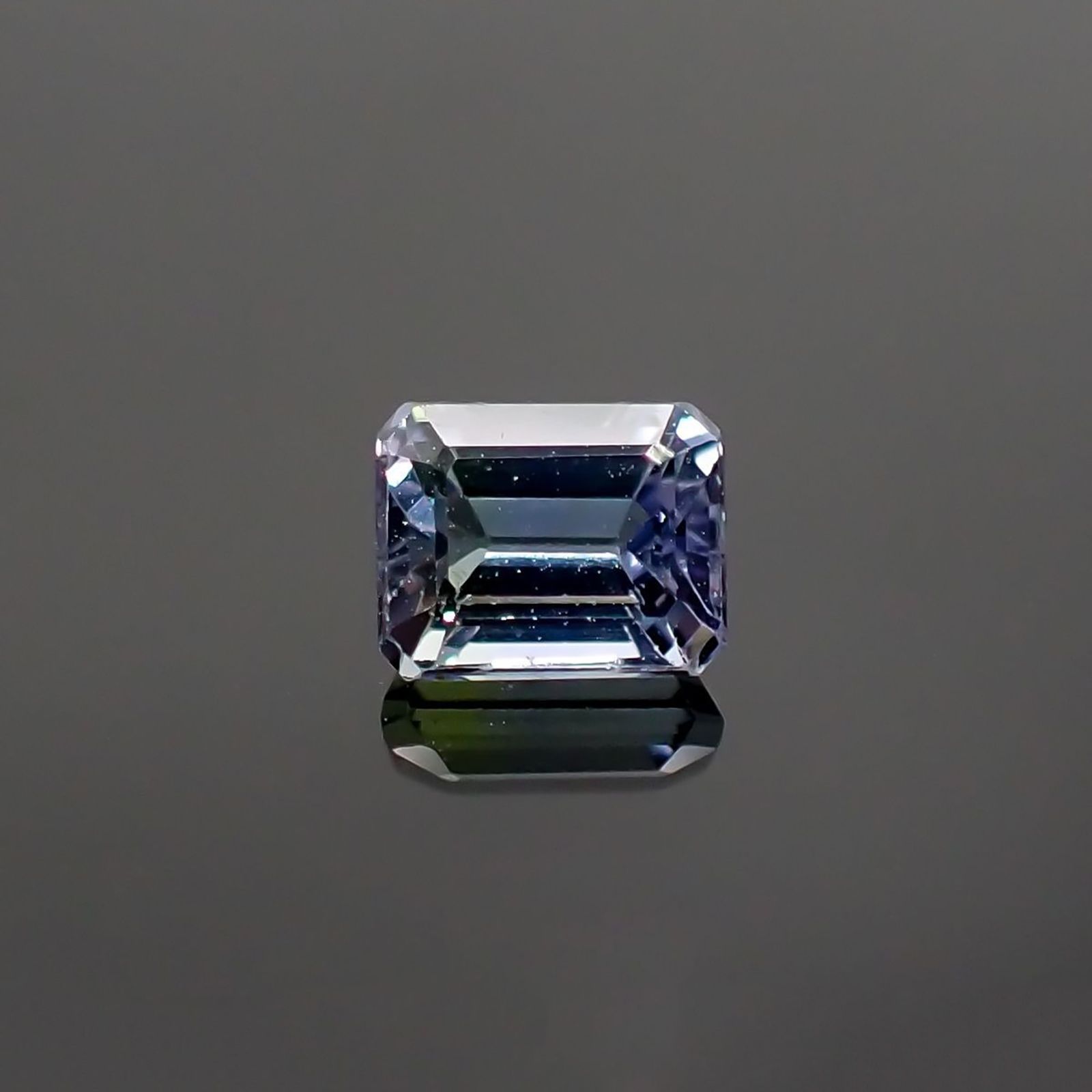 パーティカラータンザナイト(宝石名パーティカラード・ゾイサイト) タンザニア産 ソ付(彩珠) 0.619ct / 5x4mm前後 [210711576]