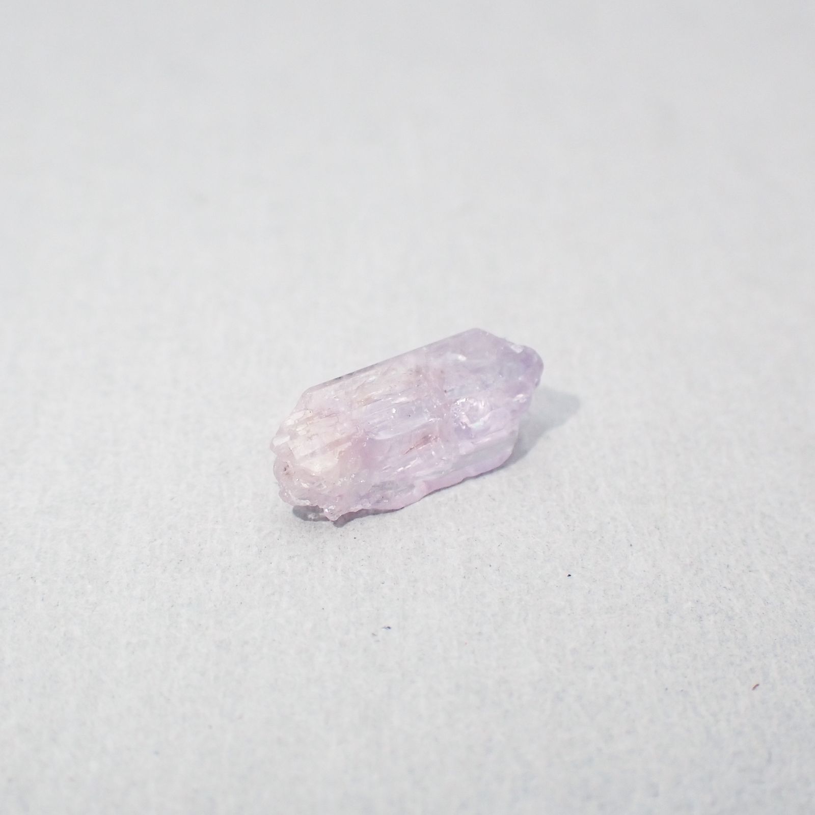ピンクゾイサイト 原石 タンザニア産 1.49ct[231224999]10.9x4.9mm前後