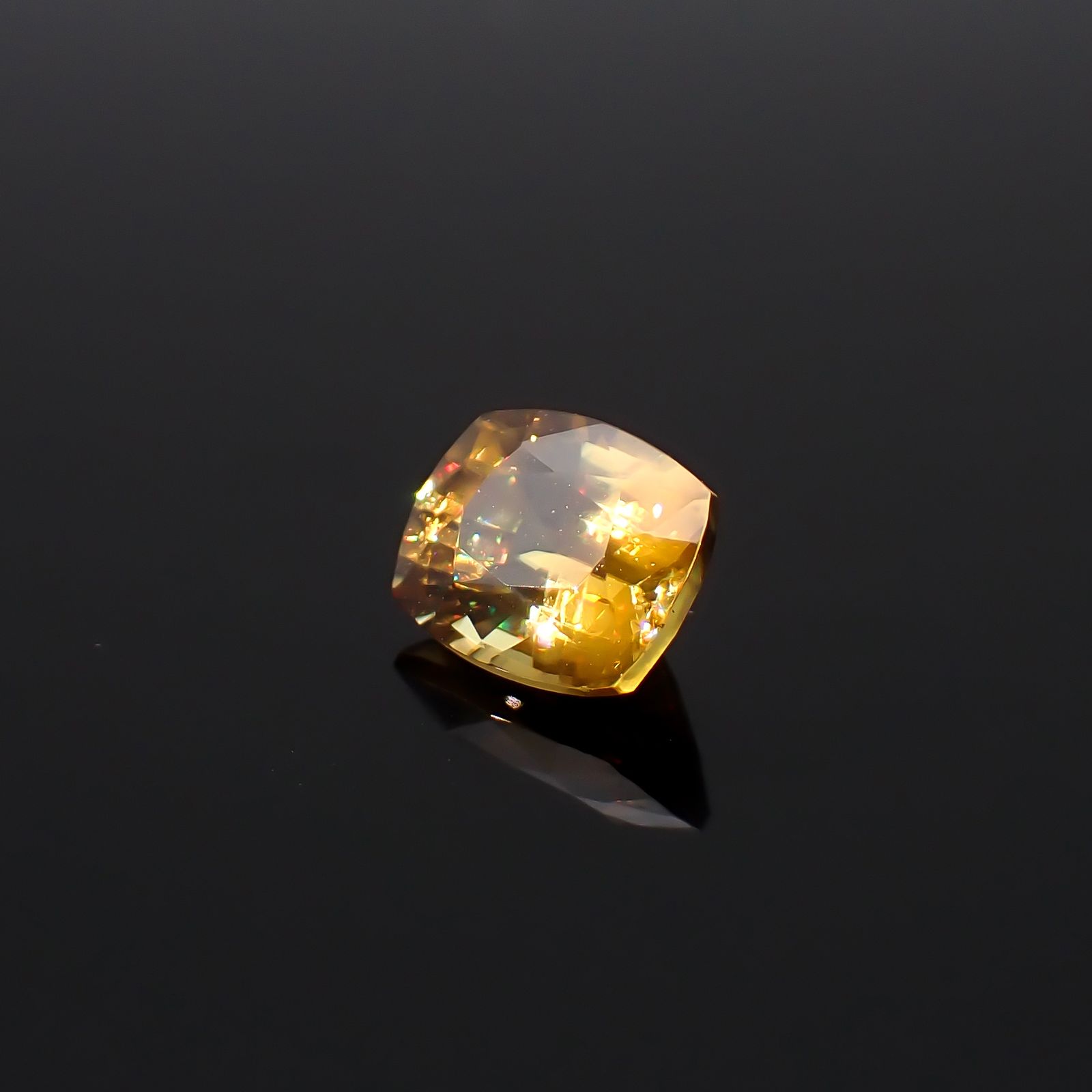 ゴールデンスフェーン マダガスカル産 1.28ct / 7.1x5.7mm前後 [260632353]