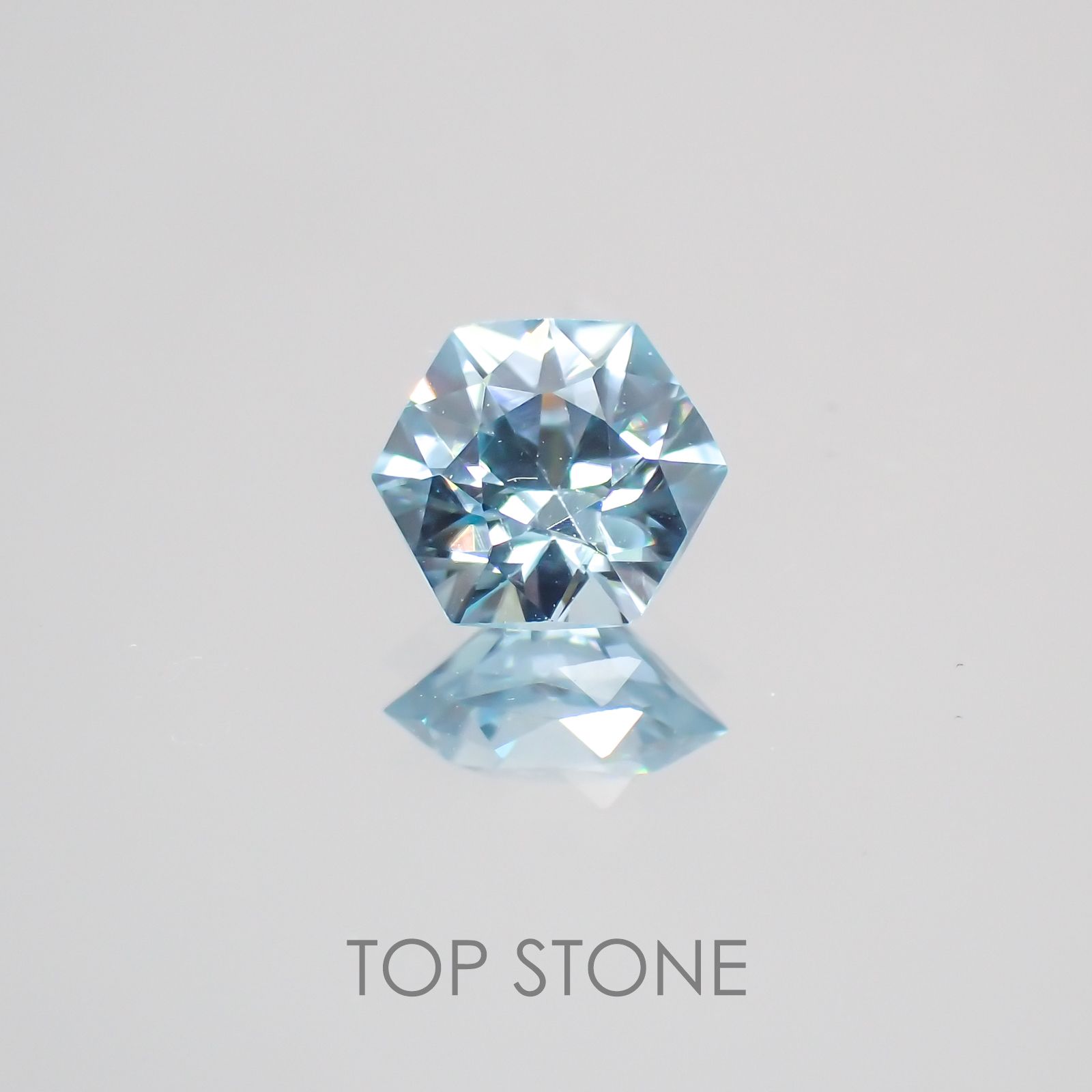 ◇ヘキサゴンカット◇ブルージルコン カンボジア産 ルース 0.77ct[210410479]4.9×4.9mm前後