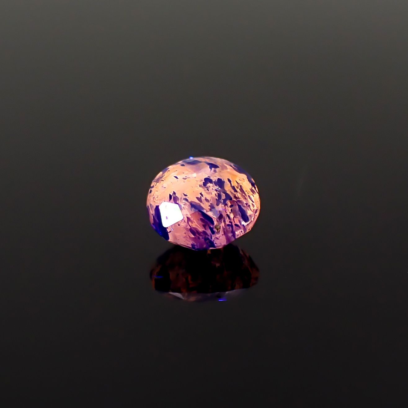 ラズライトインソーダライト フルオレッセンス アフガニスタン産 0.64ct / 5.9x5.8mm前後 [260431996]