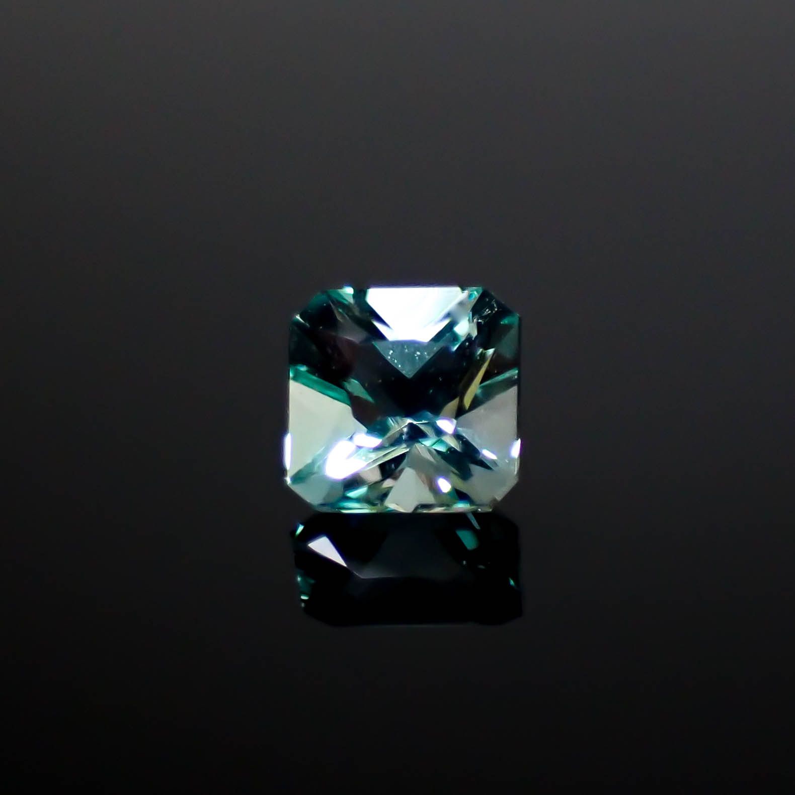 ミントベリル ナイジェリア産 0.36ct [250430195]4.4x4.4mm前後