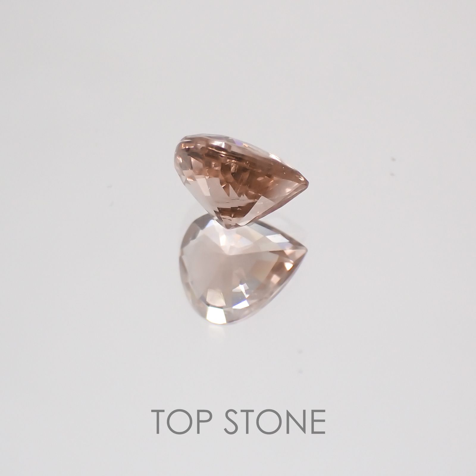 カラーチェンジマラヤガーネット(宝石名ガーネット) タンザニア産 1.04ct 識別済[21019642]6.5×5.6mm前後