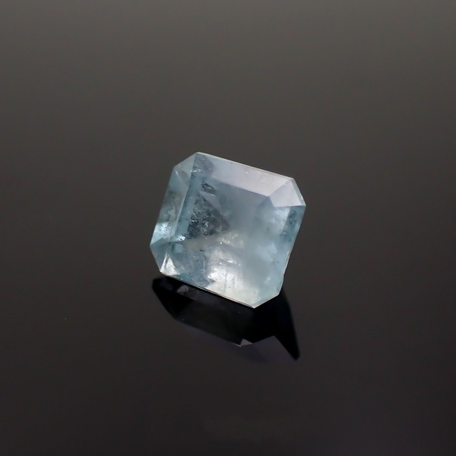 ユークレース(宝石名ブルー・ユークレース)コロンビア産 1.036ct ソ付(彩珠)[221018679]6.2x5.3mm前後