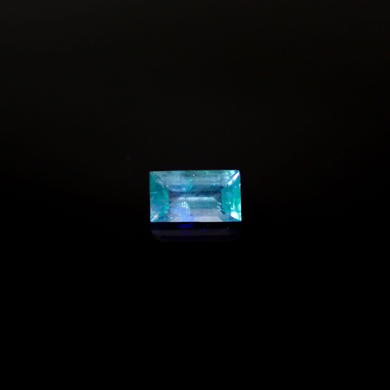 ブルーコーネルピン(宝石名ブルー・コーネルピン)タンザニア産 0.36ct 識別済[240527691]5.4x3mm前後