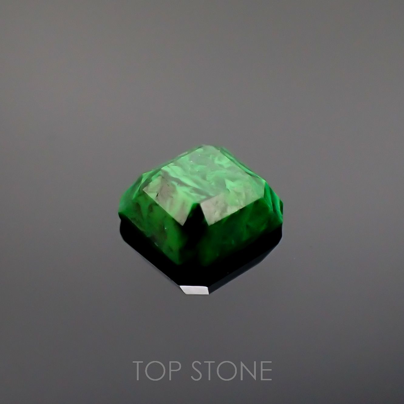 モーシッシ ビルマ産 0.69ct[220918032]5.5x5.2mm前後