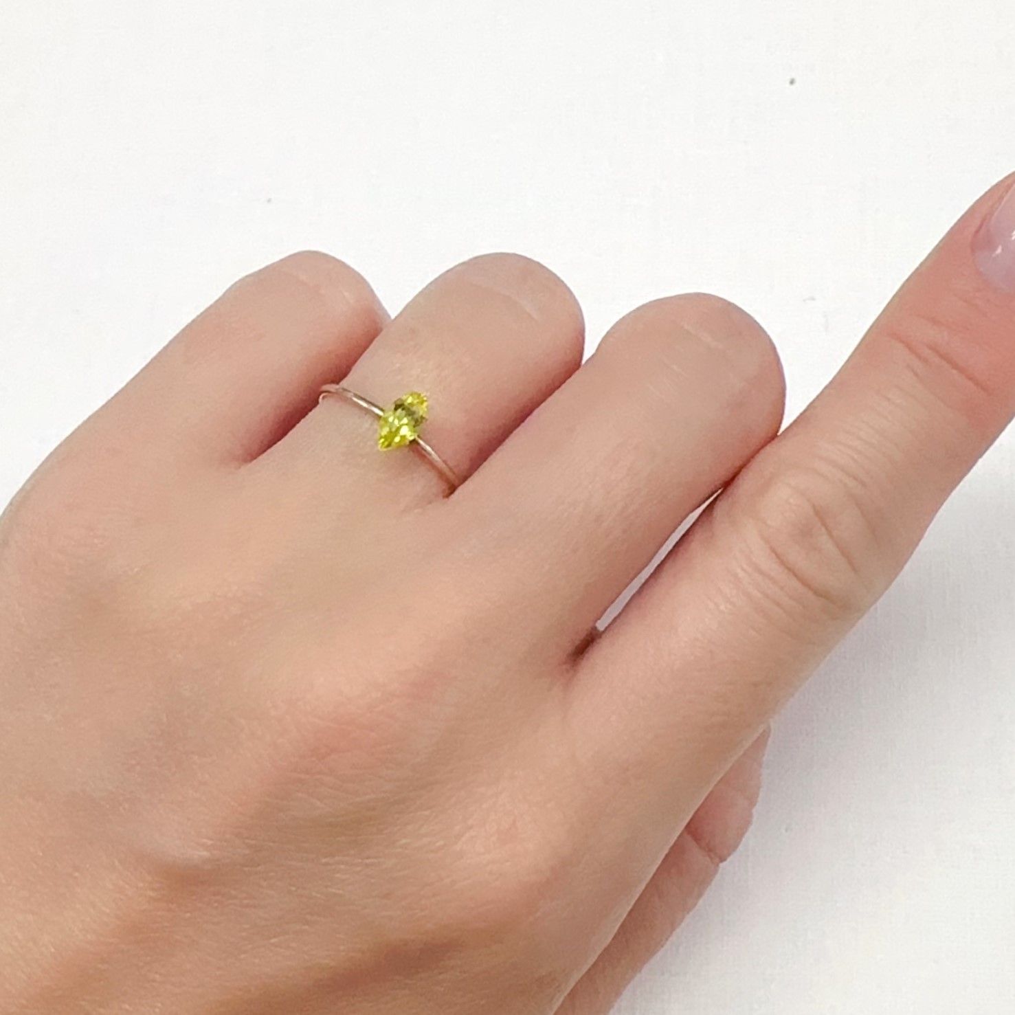 カナリートルマリン ザンビア・カナリー鉱山産 0.35ct[240527559]7x3.6mm前後