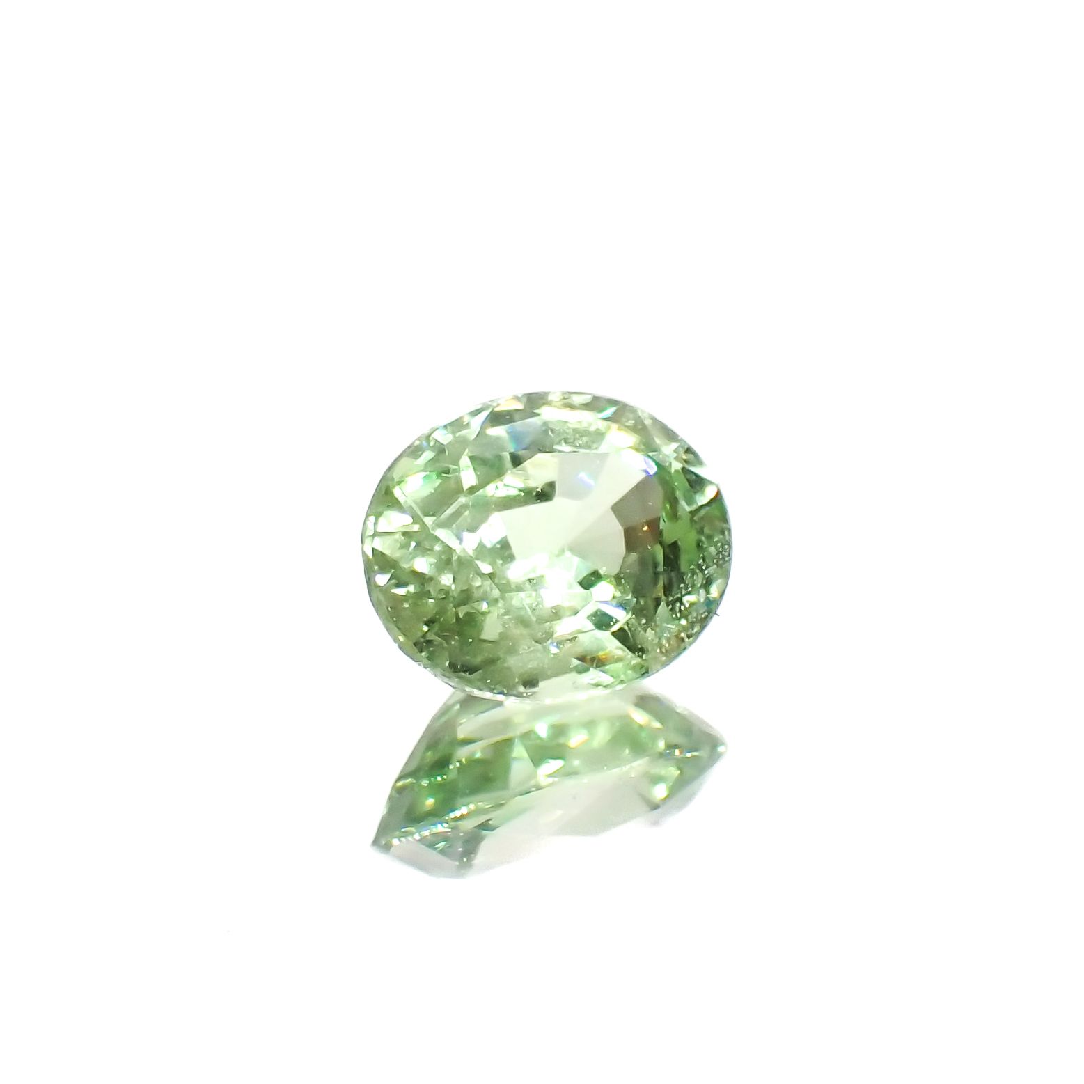 ミントガーネット(宝石名ガーネット)タンザニア産 0.92ct 識別済[230823062]6.5x5.3mm前後