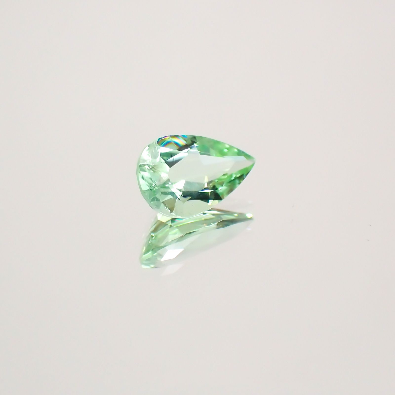 ミントカラー パライバトルマリン(宝石名トルマリン/別名パライバ・トルマリン) モザンビーク産 0.548ct ソ付(宝貴協)[210510650]7.2×4.6mm前後