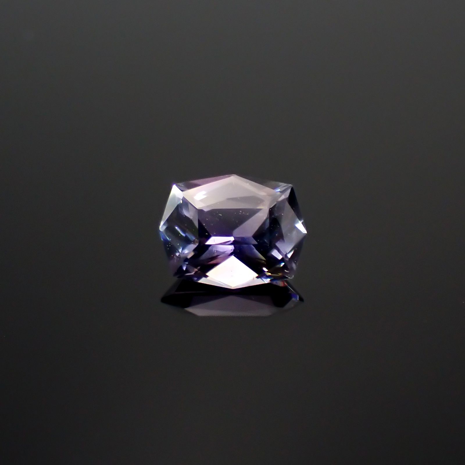 ◇カスタムカット◇バイカラータンザナイト 非加熱 タンザニア産 0.87ct [241029371]6.9x5.5mm前後