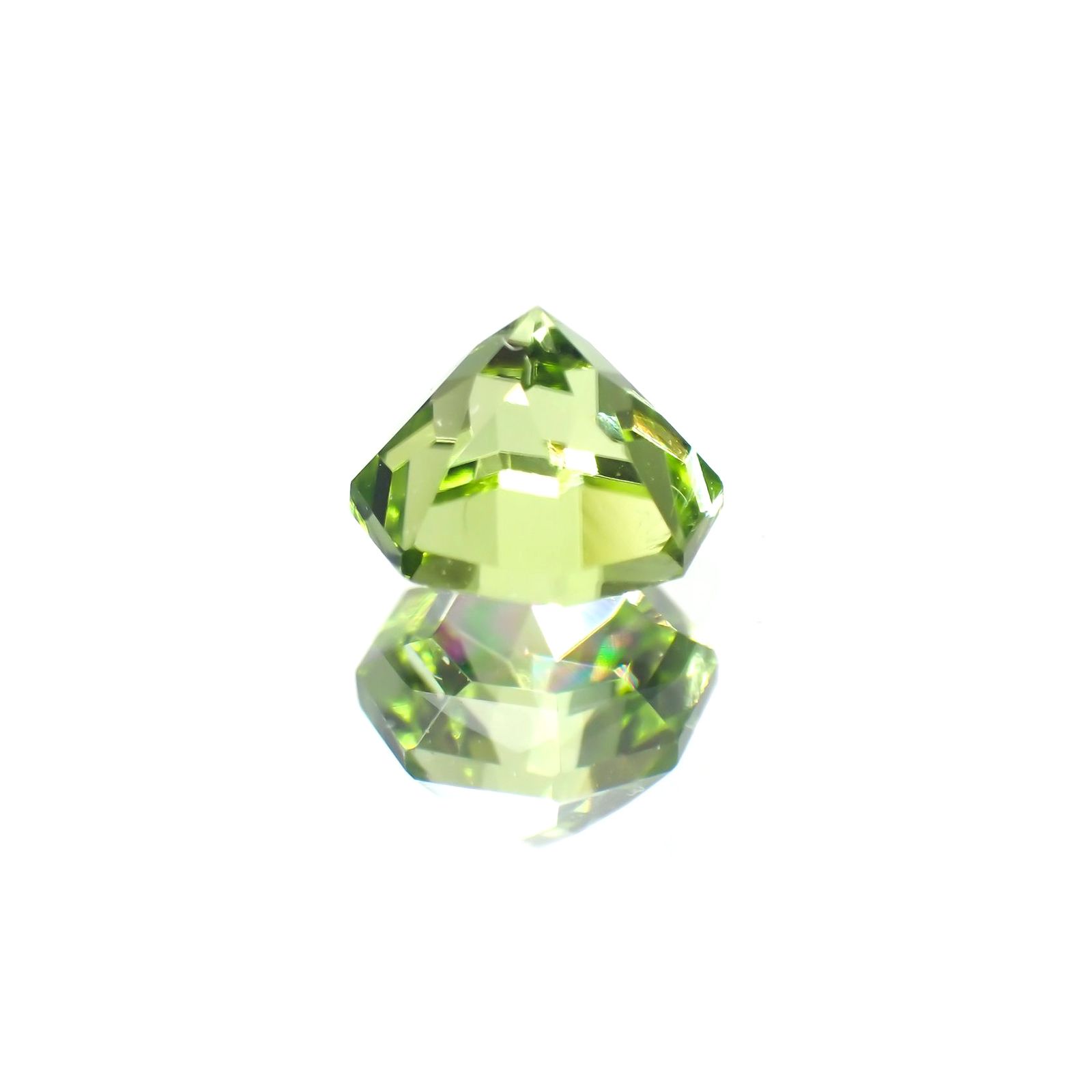 ◇オクタゴンカット◇ペリドット(宝石名ペリドット) パキスタン産 0.70ct 識別済[251013113]5.1×5.1mm前後