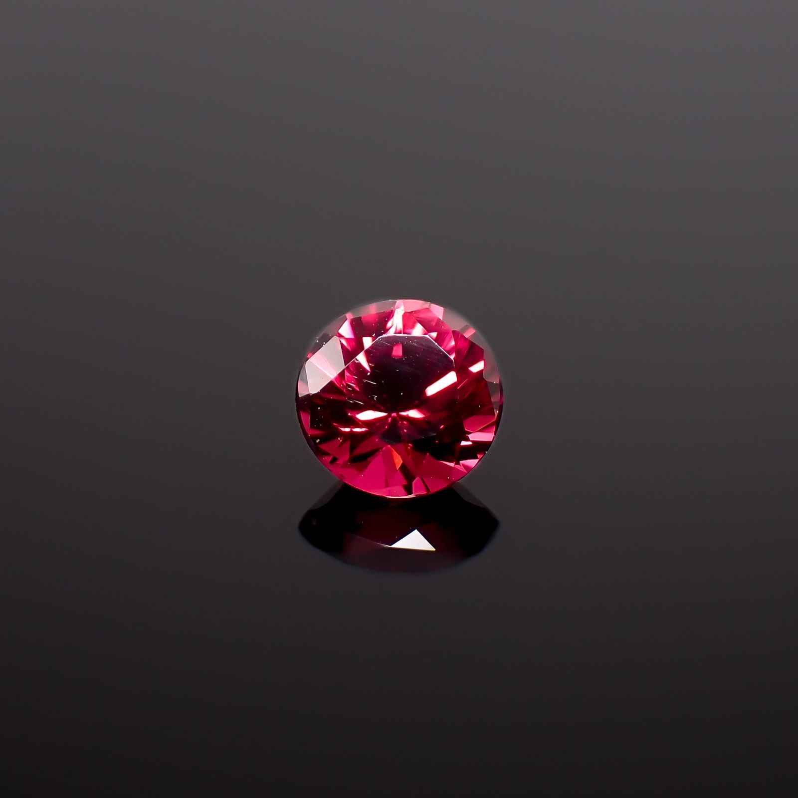 レッドスピネル タンザニア産 0.32ct / 4.1x4.2mm前後 [260732563]