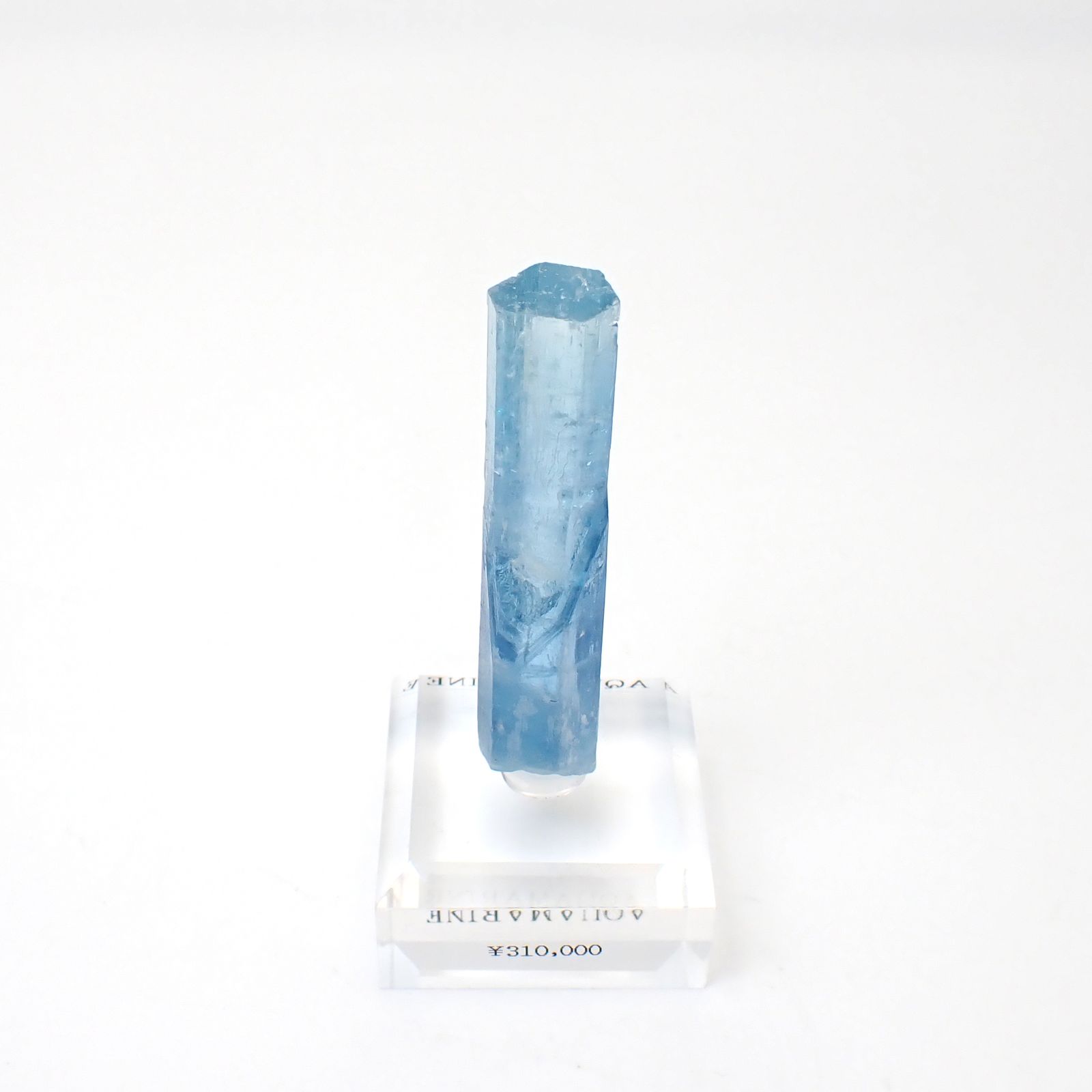 アクアマリン柱状結晶原石 ベトナム産 アクリル台座付き 99.95ct(19.99g) / 10.1x13.3x68.5mm前後 [260632332]