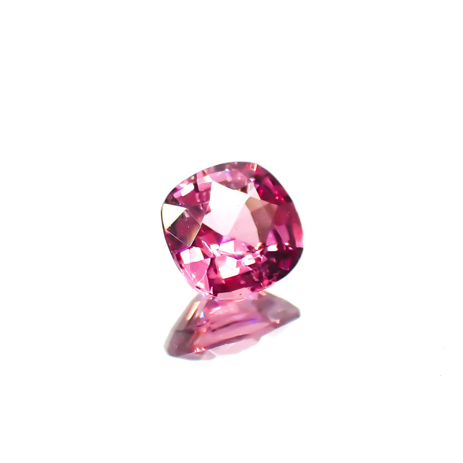 ホットピンクスピネル(宝石名ピンク・スピネル)タンザニア産 0.33ct 識別済[230120033]4.3x4.1mm前後