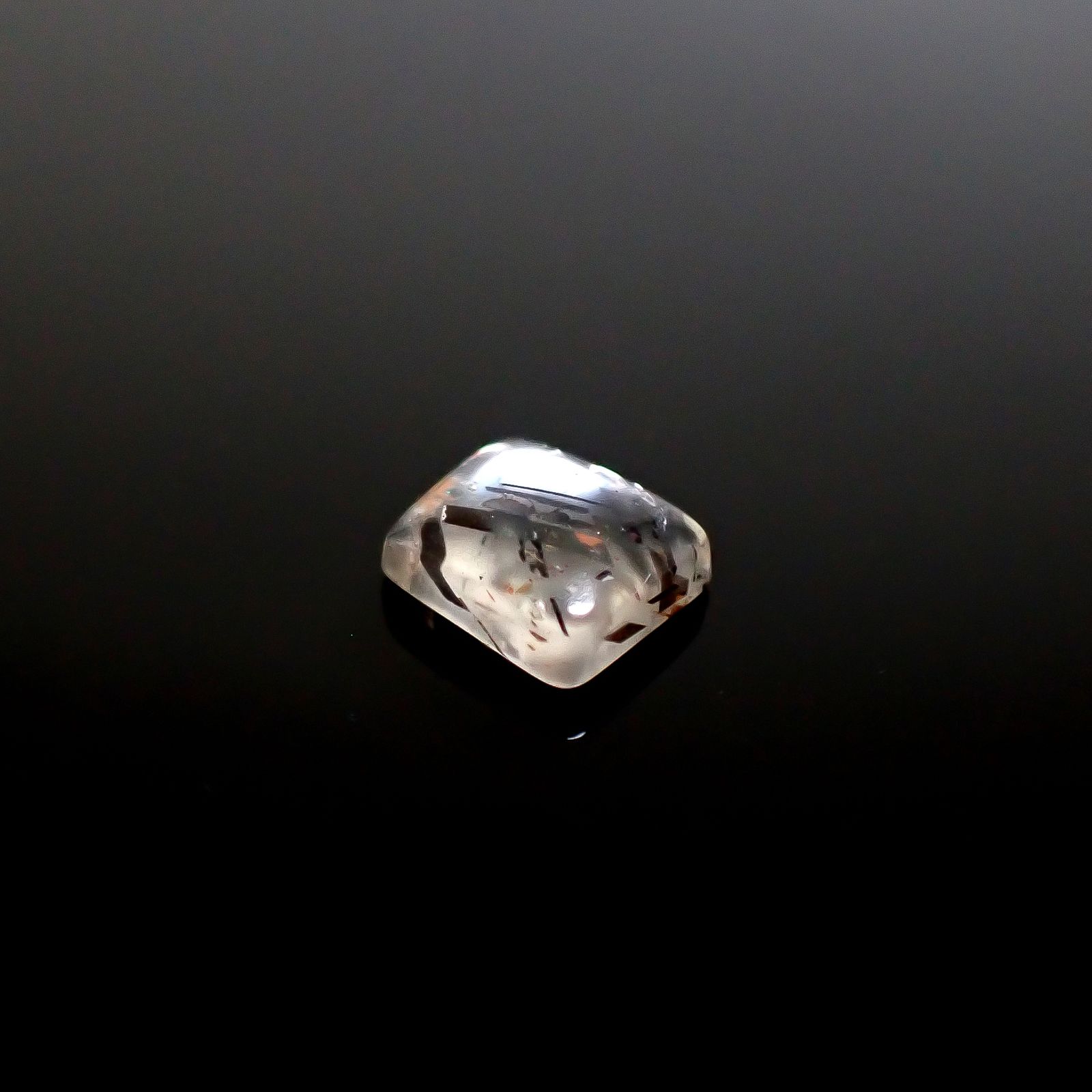 【極上,小粒】メラメラサンストーン ６㎜ レインボーラティスサンストーン オーストラリア産 0.68ct