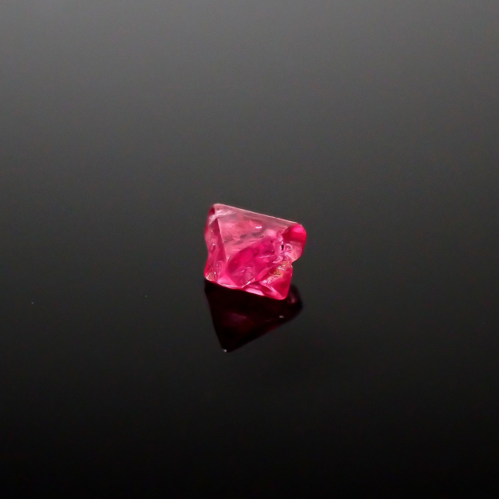 ツインクリスタルスピネル(スピネル式双晶) 原石 ビルマ産 0.045ct[240628427]2.1x2.1mm前後