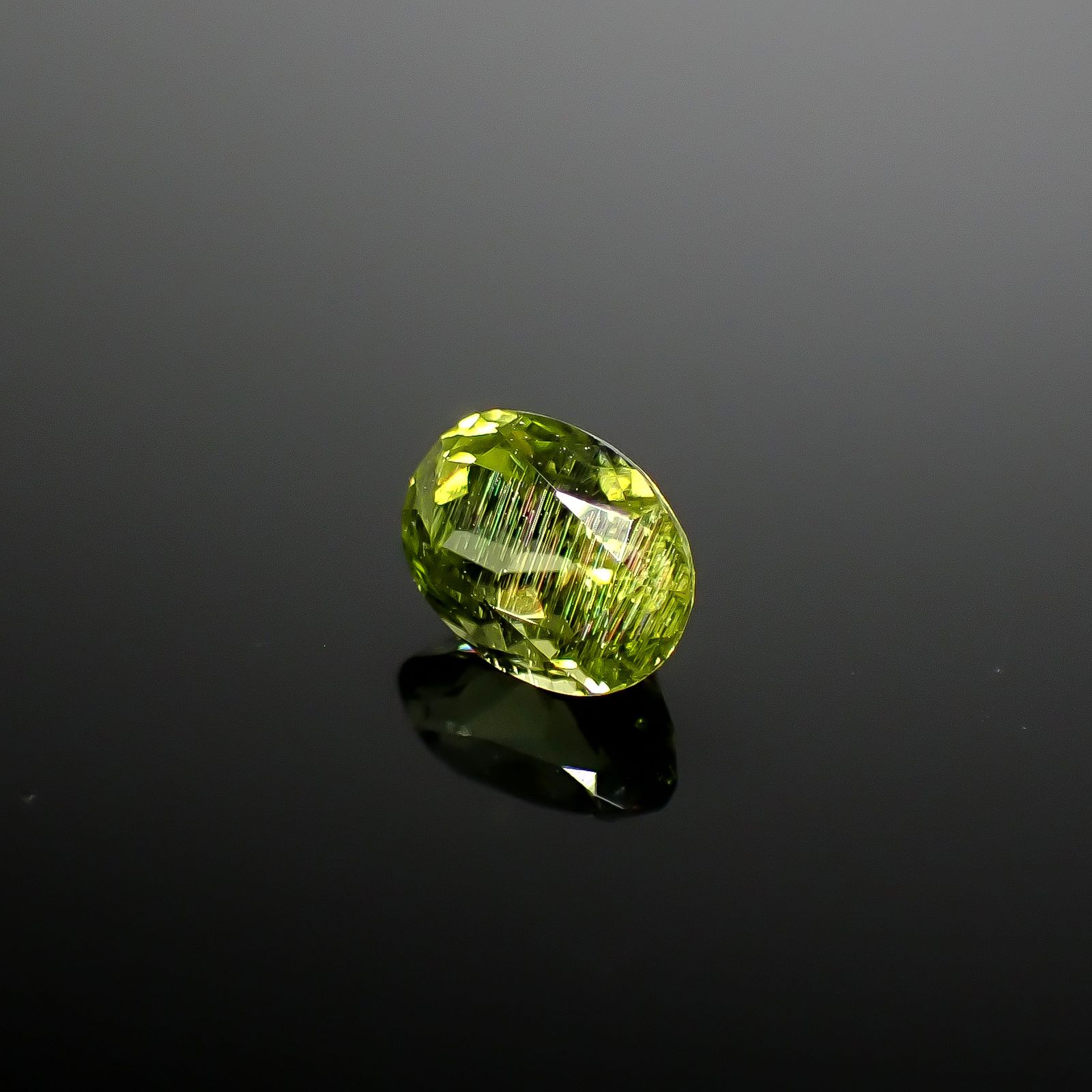 パラサイティックペリドット インドネシア・ジェパラ産 0.58ct [250730814]5.6x4.2mm前後