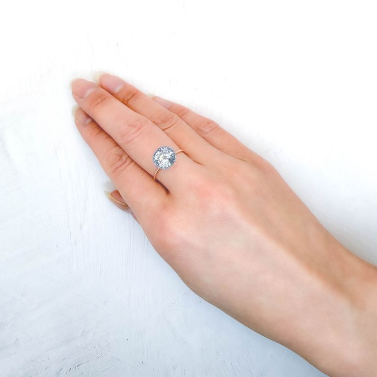 白色LEDライト下