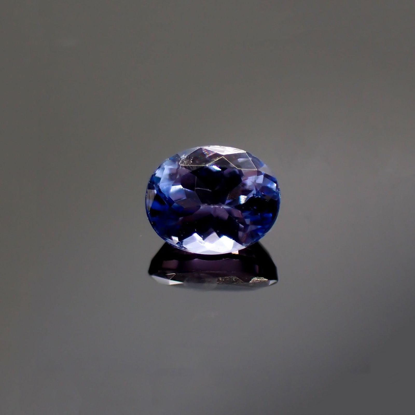 タンザナイト(宝石名タンザナイト)タンザニア産 識別済 0.44ct / 5.1x4.1mm前後 [220113853]