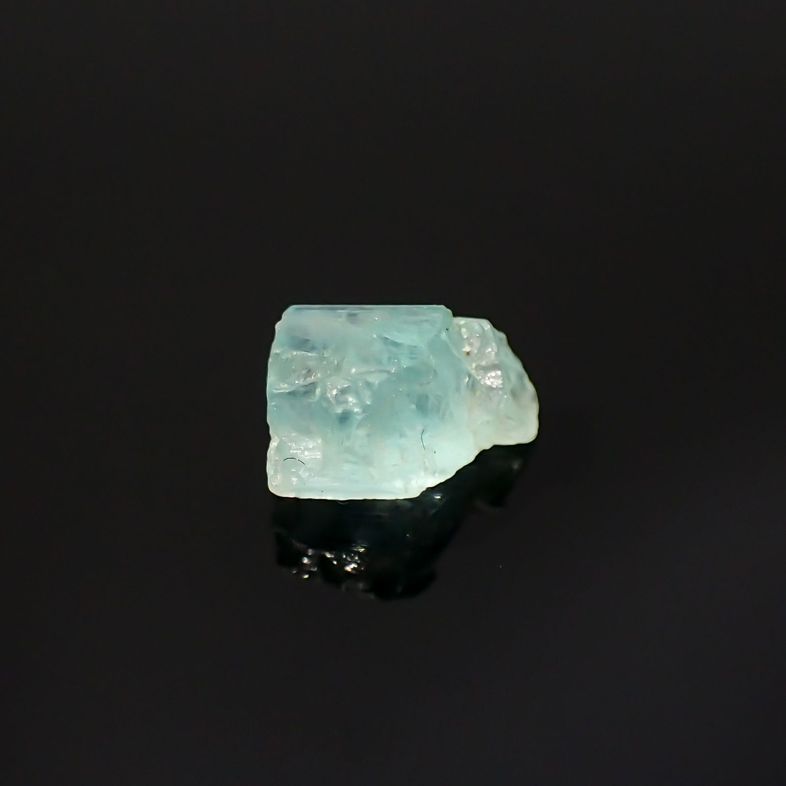 パライバトルマリン 原石 ブラジル・パライバ州バターリャ鉱山産 0.67ct [220515999]6.3x4.5mm前後