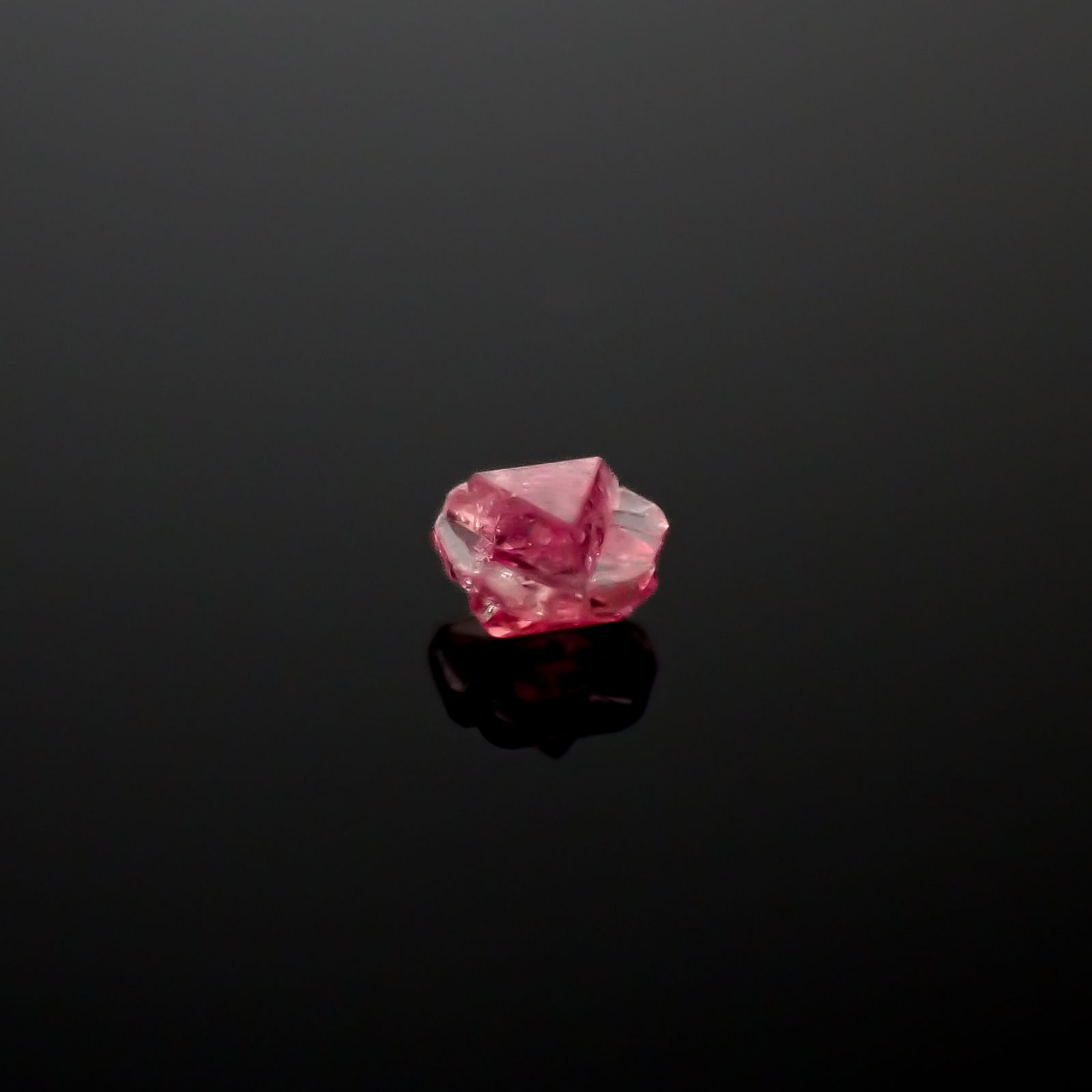 ツインクリスタルスピネル(スピネル式双晶) 原石 ビルマ産 0.12ct[240628431]3.1x2.9mm前後