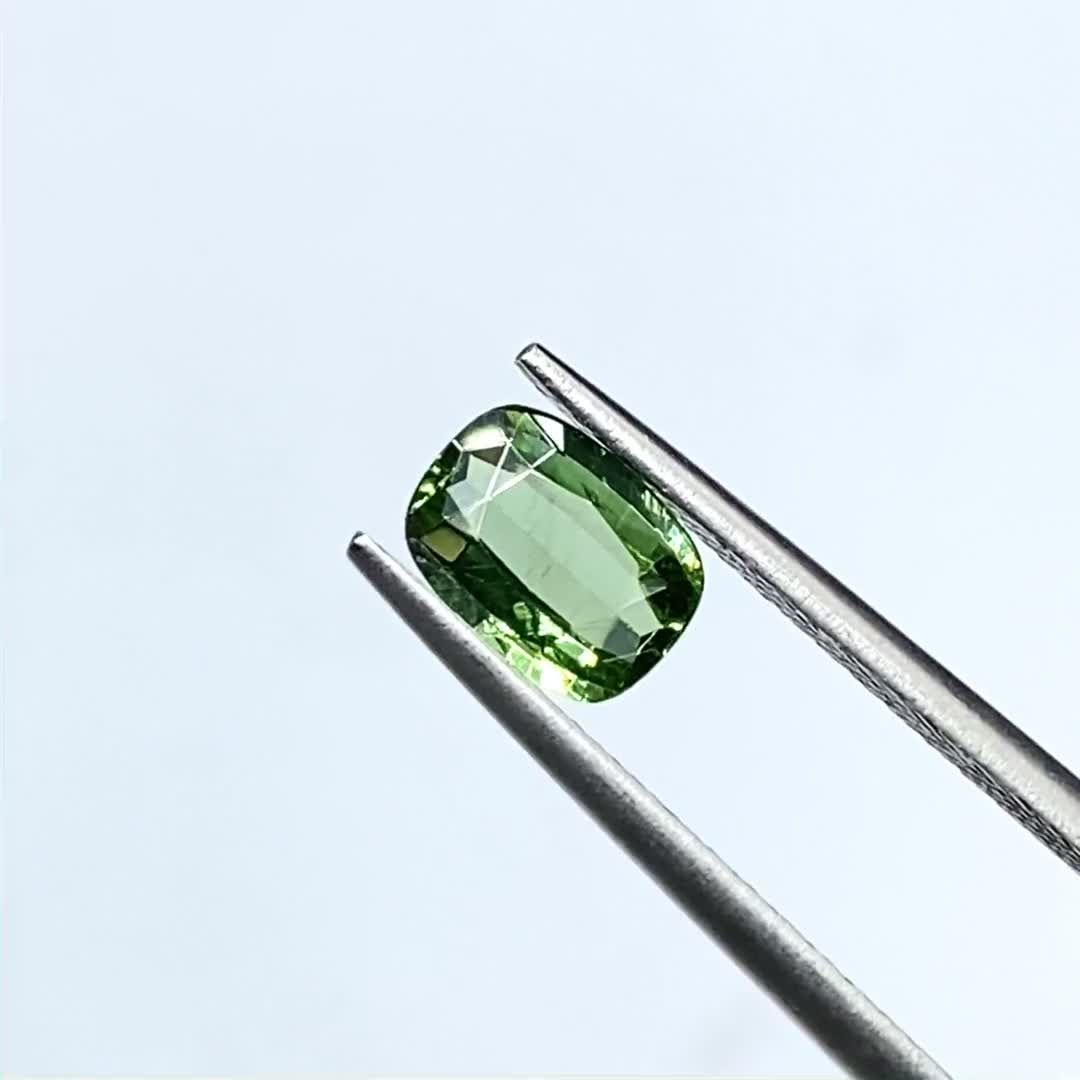 グリーンジルコン(宝石名ジルコン)スリランカ/コロンビア産 0.90ct 識別済[231124281]6.8x5.1mm前後 | TOP  STONE(トップストーン)