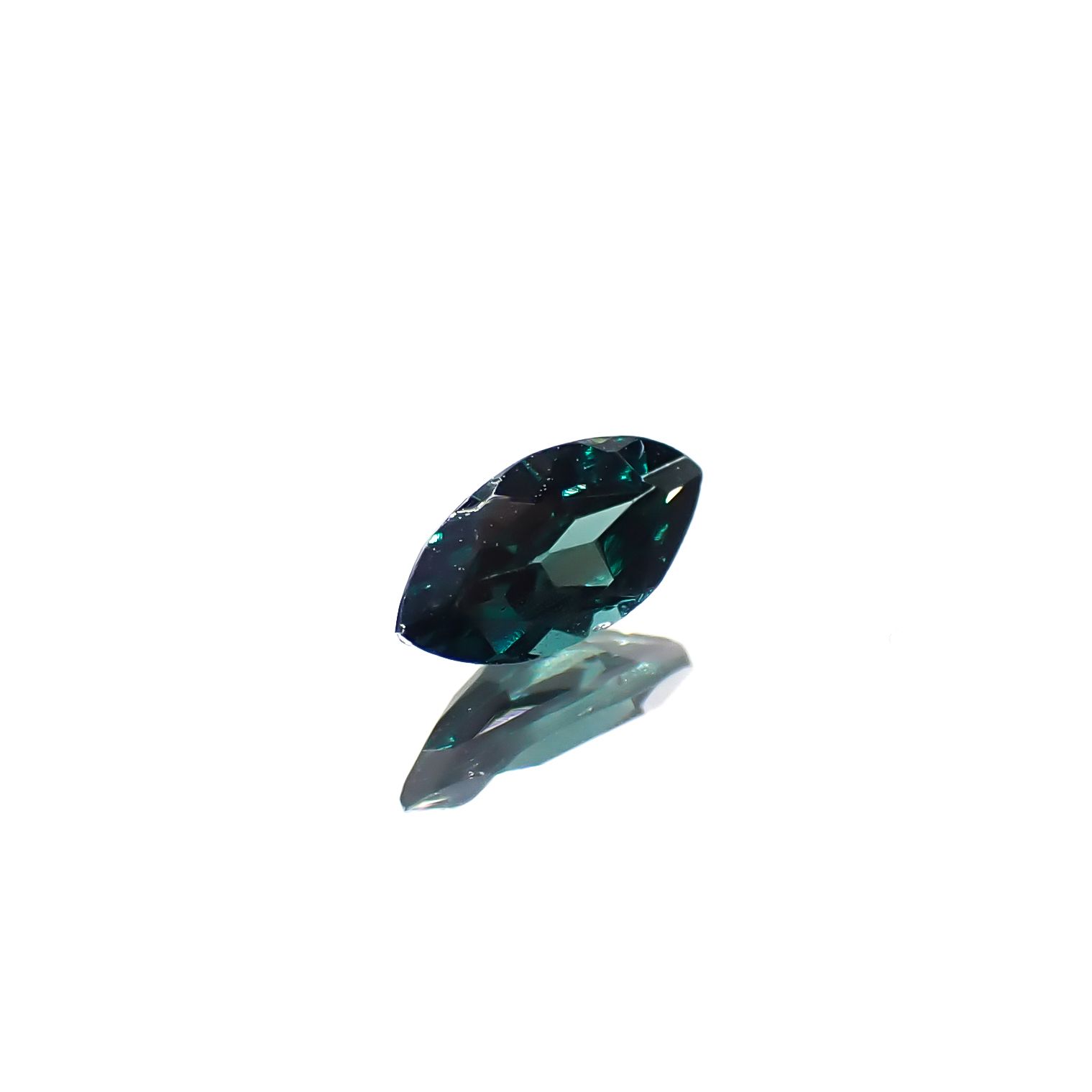 ベキリーブルーガーネット（カラーチェンジガーネット アレキタイプ） マダガスカル・ベキリー産 0.17ct[240628282]5x2.5mm前後