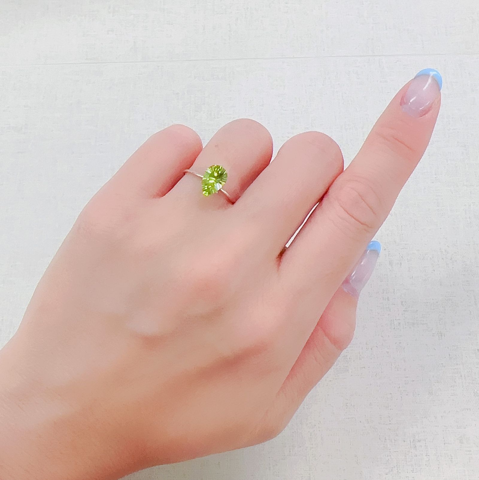◇コンケーブカット◇ペリドット 中国産 1.35ct[230622286]8.9x6.1mm前後