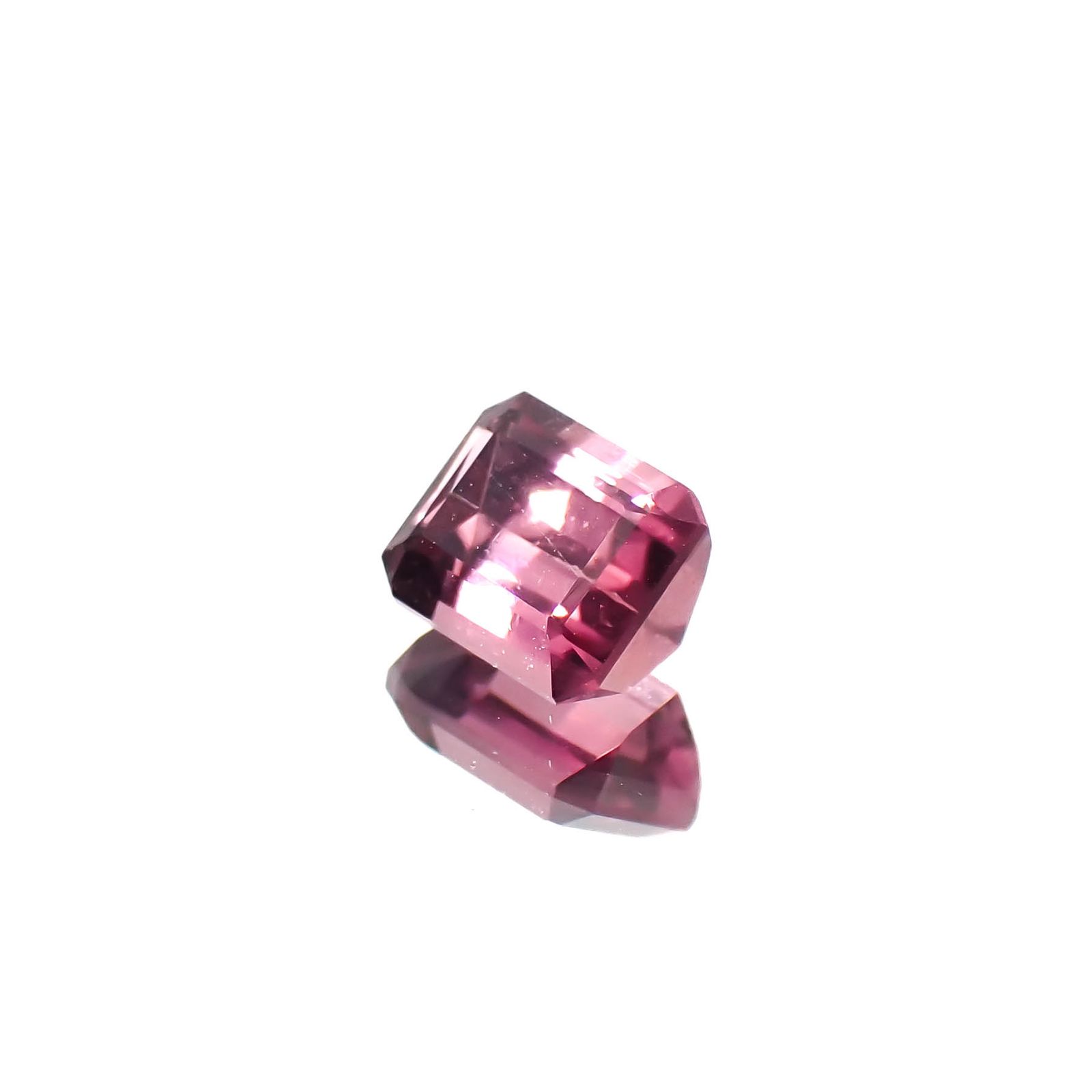 パープルトルマリン アフガニスタン産 0.84ct / 5.7x4.8mm前後 [251131314]