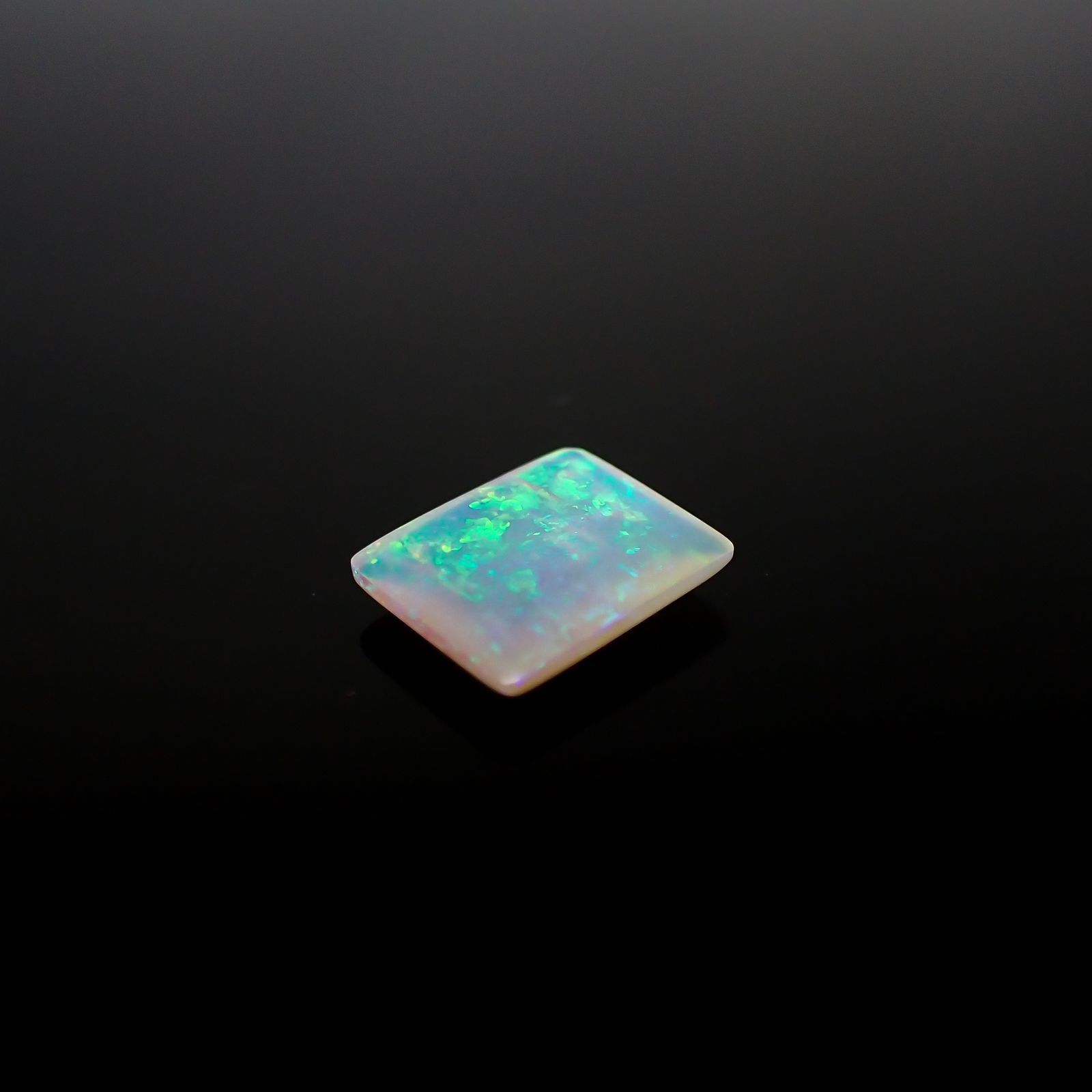 オパール(宝石名オパール) オーストラリア産 ソ付(彩珠) 1.552ct / 9.9x8mm前後 [210711332]