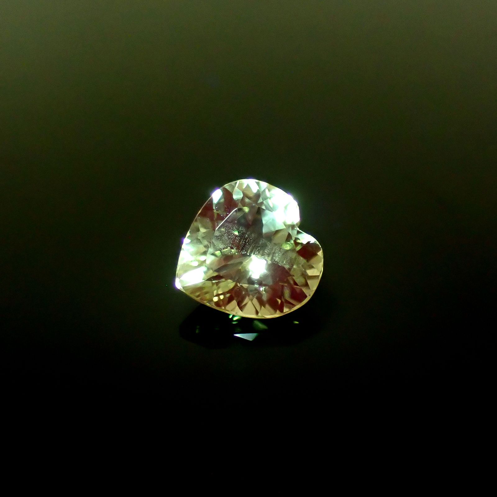 バナジウムクリソベリル(宝石名クリソベリル)マダガスカル産 ソ付(日独) 1.976ct / 8x8mm前後 [260131600]