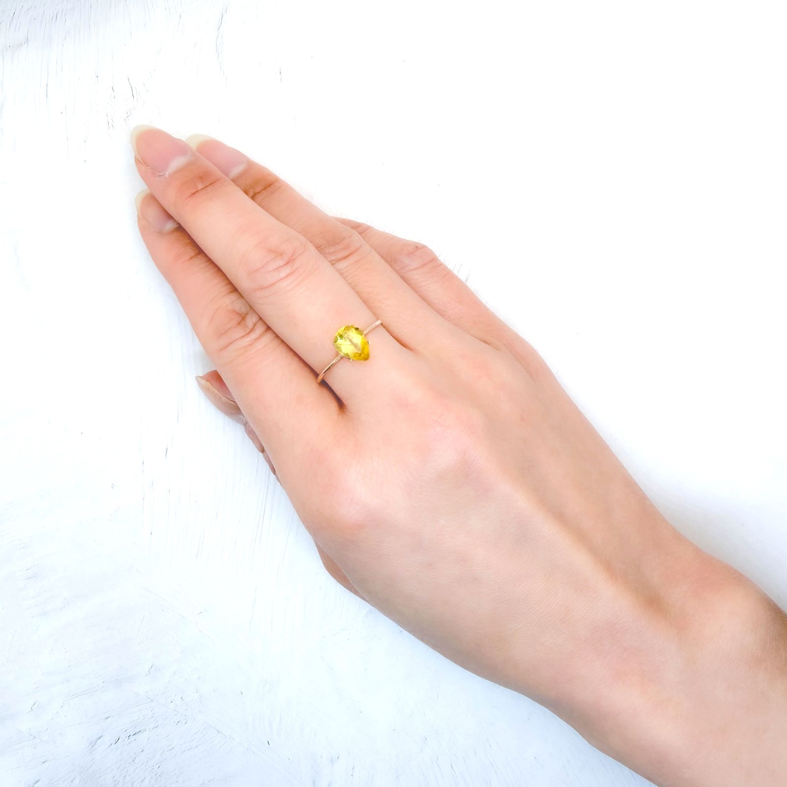 コンドロダイト(宝石名コンドロダイト)タジキスタン・パミール高原産 識別済 1.23ct / 8.1x6.1mm前後 [260131580]