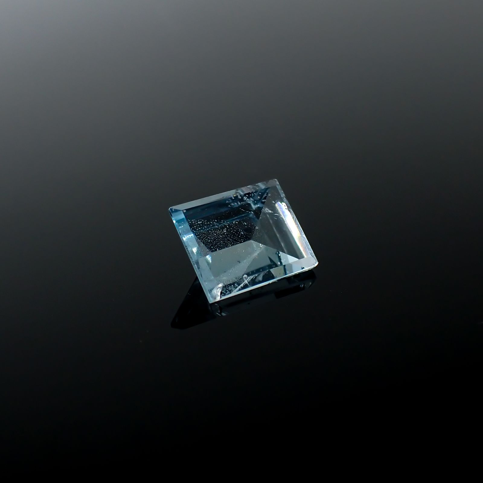 ◇ミラーカット◇アクアマリン モザンビーク産 1.97ct[240226104]9x7.3mm前後