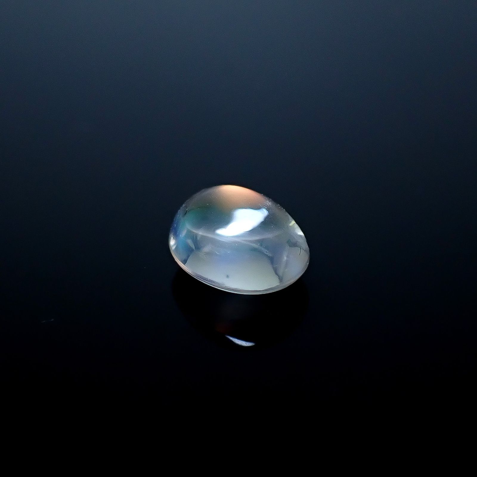 ◇バフトップカット◇レインボームーンストーン(宝石名アンデシン・ラブラドライト)マダガスカル産 ソ付(彩珠) 1.246ct / 7.3x6mm前後 [250931033]